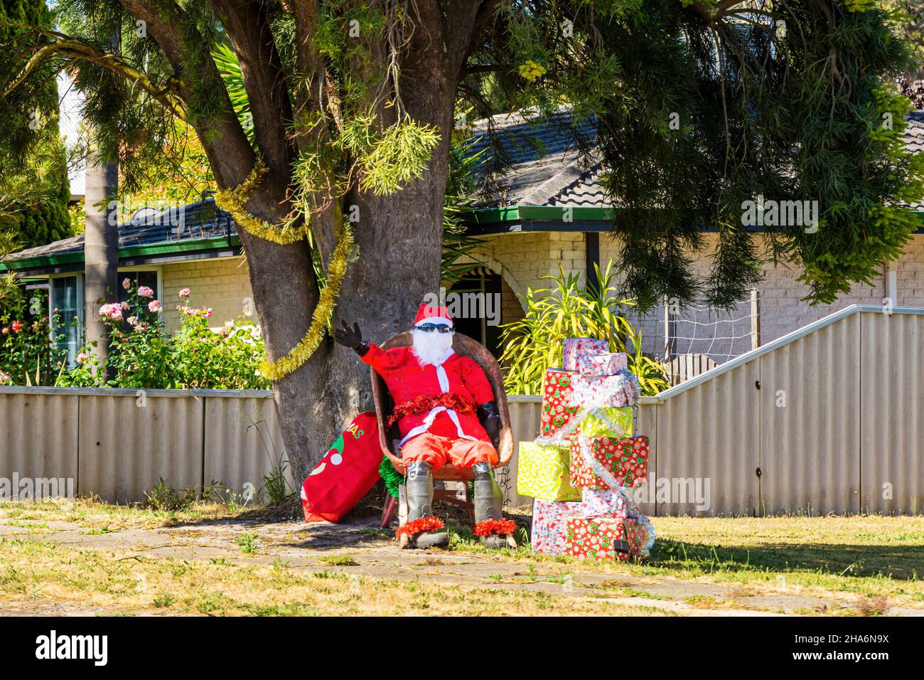 Weihnachtsdekorationen von Pater Christmas in verschiedenen Settings säumen die Straße durch die ländliche Stadt Kirup, Western Australia, Australien Stockfoto