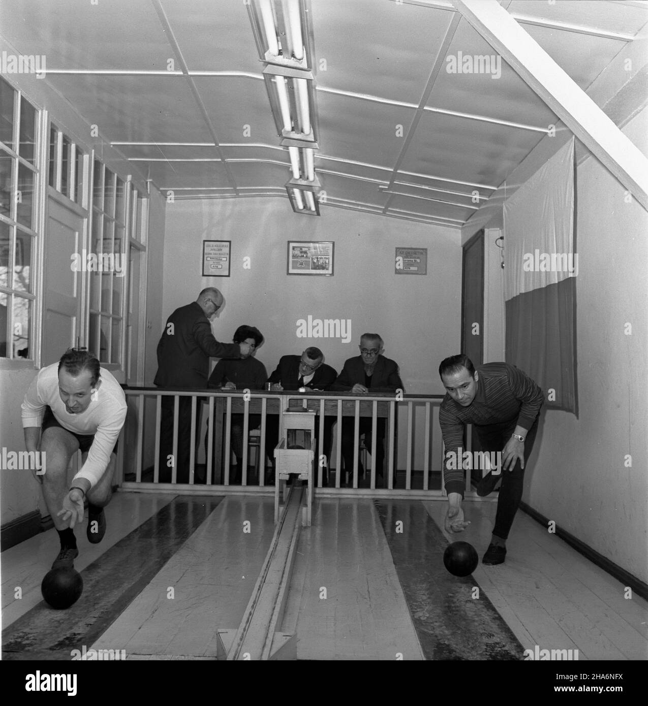 Poznañ, 1969-12. Pierwszy ogólnopolski turniej krêglarski rozegrany na obiekcie Klubu Sportowego Energetyk. W zawodach startowa³o 66 trzyosobych zespo³ów. kw PAP/Zbigniew Staszyszyn Dok³adny dzieñ wydarzenia nieustalony. Posen, 1969. Dezember. Die ersten nationalen Bowlingmeisterschaften fanden im Sportverein Energetyk statt. An dem Wettbewerb nahmen 66 Dreierteams Teil. kw PAP/Zbigniew Staszyszyn Stockfoto