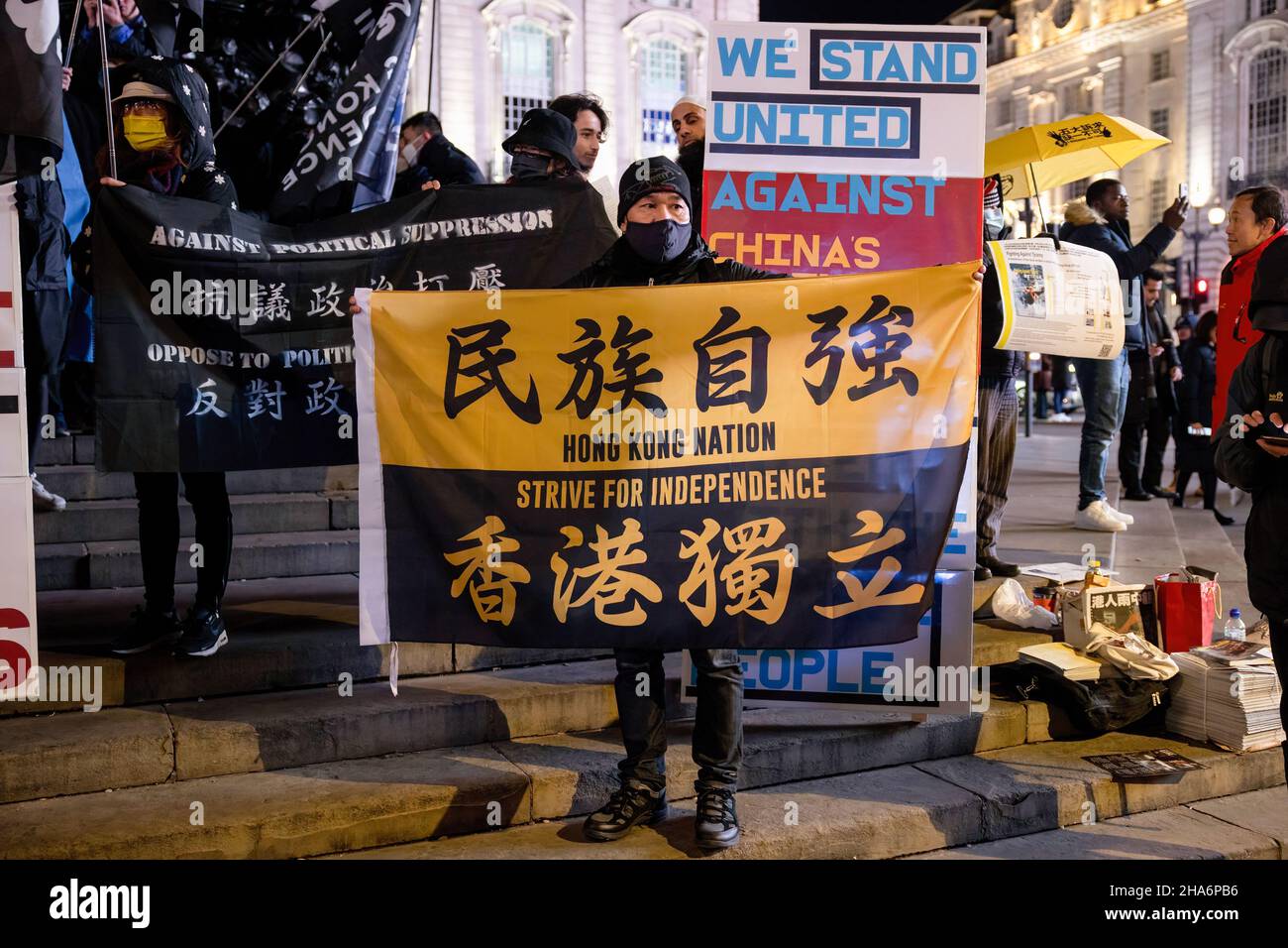 Während eines Protestes wird ein Protestler mit einem Transparent mit der Aufschrift „Hong Kong Nation, Strive for Independence“ gesehen. Verschiedene Gemeinden gegen die Kommunistische Partei Chinas (gegen die KPCh) in London versammelten sich am Piccadilly Circus und marschierten später zur Downing Street 10. Hongkong, Tibeter und Uiguren kamen zusammen, um die Versuche der KPCh zu verurteilen, abweichende Stimmen zu unterdrücken. Die Demonstranten forderten auch die westliche Welt auf, die Olympischen Winterspiele 2022 in Peking als Reaktion auf die Unterdrückung der Menschenrechte in China zu boykottieren. (Foto von Hesther Ng/SOPA Images/Sipa USA) Stockfoto