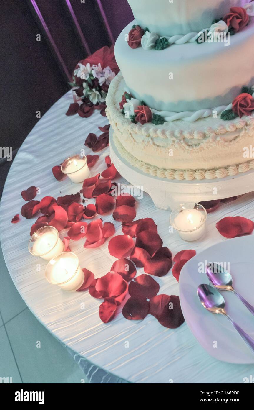 Stilvoll dekorierter Hochzeitstorte Stockfoto