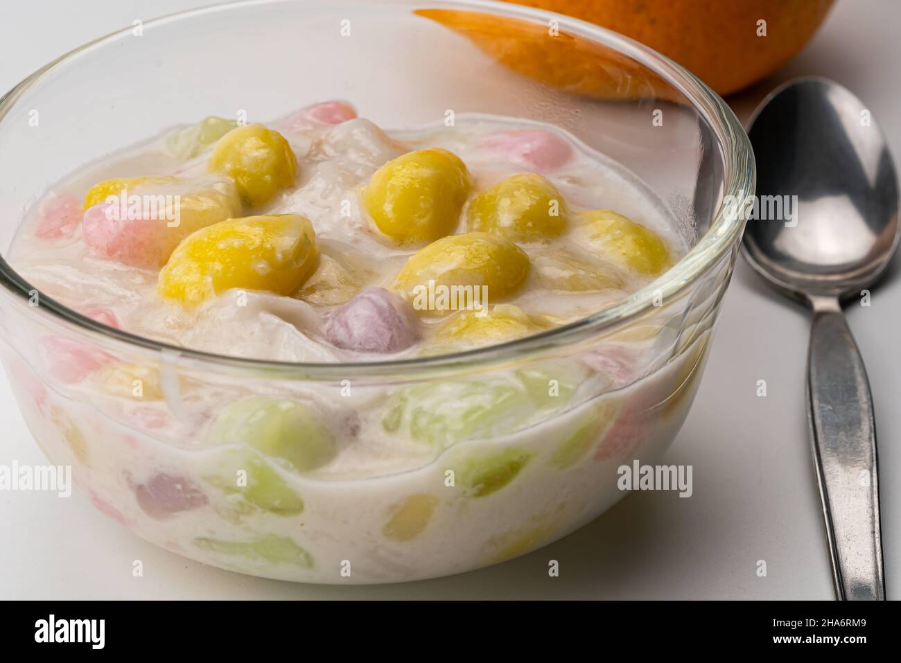 Nahaufnahme von köstlichen hausgemachten Dessert klebrigen Reisbällchen, Ginkgo Obst und Kokosfleisch in süßer Kokosmilch in transparenter Schüssel. Thailändisches Dessert, B Stockfoto