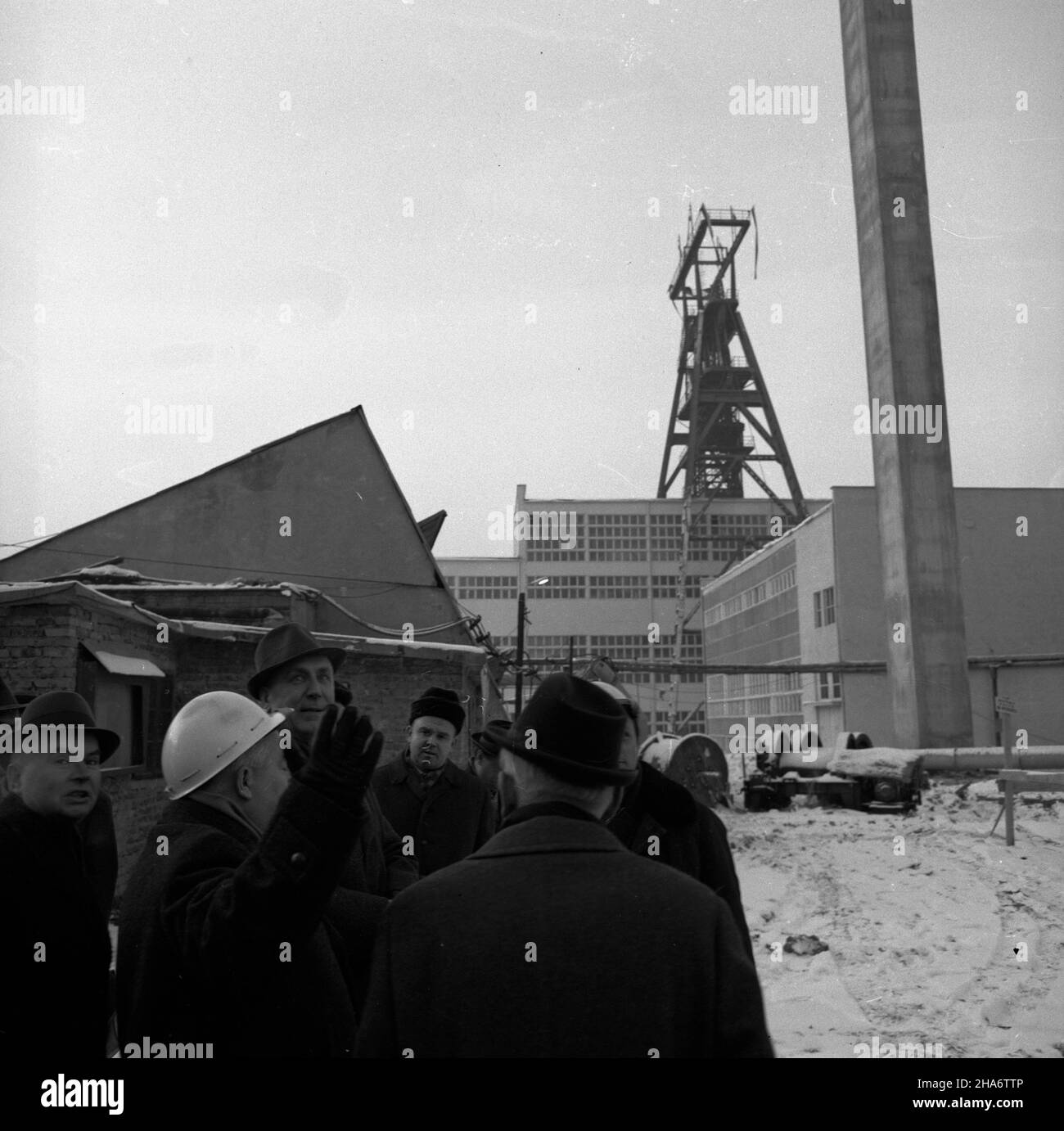 Jastrzêbie Zdrój, 1969-12-02. Kopalniê wêgla kamiennego Zofiówka k. Jastrzêbia Zdroju zaczêto budowaæ w 1963 r. Oficjalne otwarcie nast¹pi³o 4.12.1969 r. Kilka dni wczeœniej, kopalniê odwiedzi³ i sekretarz Komitetu Wojewódzkiego PZPR w Katowicach, cz³onek Biura Politycznego KC PZPR Edward Gierek. NZ. dyrektor kopalni Mgr in¿. W³odzimierz Ostaszewski (2L w kasku) oprowadza goœci, m.in. Edwarda Gierka (3L w kapeluszu), Jerzego Kucharczyka, dyrektora Rybnickiego Zjednoczenia PW (L). pap/Stanis³aw Jakubowski Jastrzebie Zdroj, 2. Dezember 1969. Am 4. Dezember 1969, während des Bergarbeiterfestes, Zofiow Stockfoto