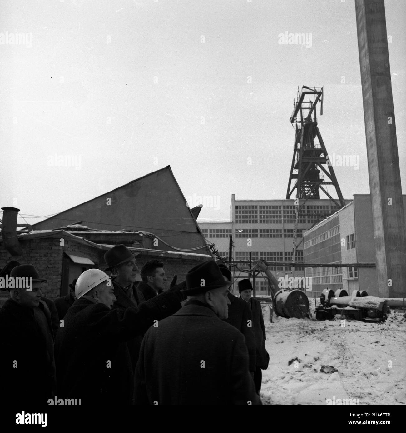 Jastrzêbie Zdrój, 1969-12-02. Kopalniê wêgla kamiennego Zofiówka k. Jastrzêbia Zdroju zaczêto budowaæ w 1963 r. Oficjalne otwarcie nast¹pi³o 4.12.1969 r. Kilka dni wczeœniej, kopalniê odwiedzi³ i sekretarz Komitetu Wojewódzkiego PZPR w Katowicach, cz³onek Biura Politycznego KC PZPR Edward Gierek. NZ. dyrektor kopalni Mgr in¿. W³odzimierz Ostaszewski (2L w kasku) oprowadza goœci, m.in. Edwarda Gierka (3L w kapeluszu). pw PAP/Stanis³aw Jakubowski Jastrzebie Zdroj, 2. Dezember 1969. Am 4. Dezember 1969, während des Bergarbeiterfestes, beginnt in Rybnik C die Zeche Zofiowka, die seit 1963 gebaut wurde Stockfoto
