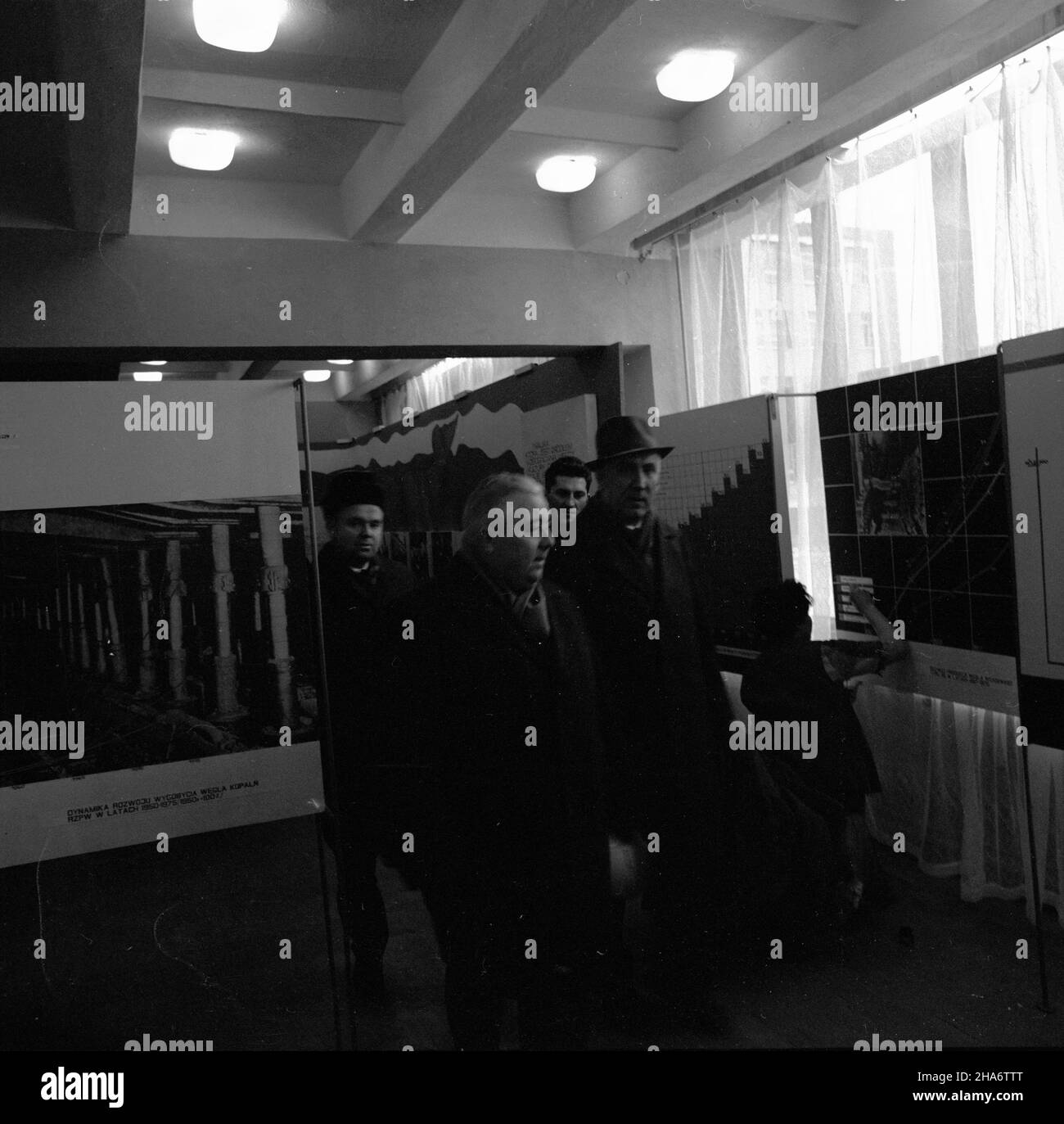 Jastrzêbie Zdrój, 1969-12-02. Kopalniê wêgla kamiennego Zofiówka k. Jastrzêbia Zdroju zaczêto budowaæ w 1963 r. Oficjalne otwarcie nast¹pi³o 4.12.1969 r. Kilka dni wczeœniej, kopalniê odwiedzi³ i sekretarz Komitetu Wojewódzkiego PZPR w Katowicach, cz³onek Biura Politycznego KC PZPR Edward Gierek. NZ. dyrektor kopalni Mgr in¿. W³odzimierz Ostaszewski (2L) oprowadza goœci, m.in. Edwarda Gierka (CP w kapeluszu). pw PAP/Stanis³aw Jakubowski Jastrzebie Zdroj, 2. Dezember 1969. Am 4. Dezember 1969, während des Bergarbeiterfestes, beginnt die seit 1963 errichtete Kohlenmine Zofiowka im Kohlegebiet Rybnik zu arbeiten Stockfoto