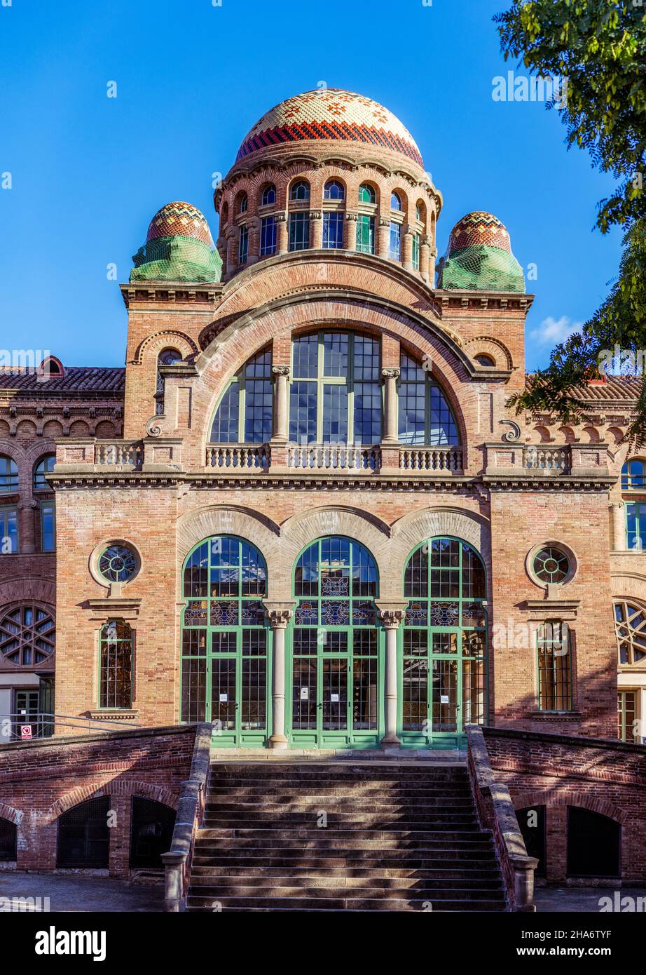 façade und Kuppeln der modernistischen Architektur des Hospital de Sant Pau (des Heiligen Kreuzes und St. Paul) in Barcelona, Spanien. Es ist jetzt ein Museum in Stockfoto