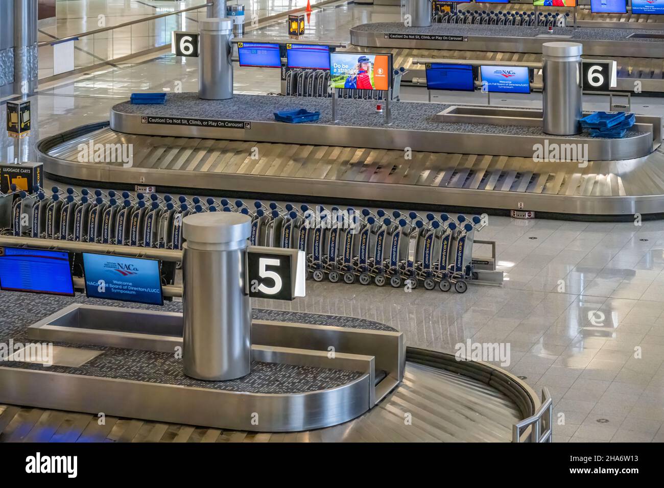 Leere Gepäckausgabe-Karussells am internationalen Flughafen Hartsfield-Jackson Atlanta in Atlanta, Georgia. (USA) Stockfoto