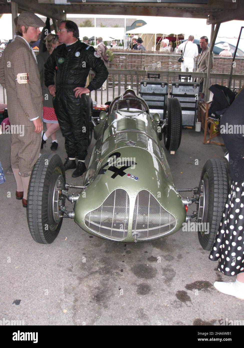 Duncan Ricketts (schwarze Overalls) und die einzigartige 1938 ERA GP1 beim Goodwood Revival 18 Sep 2009. Stockfoto