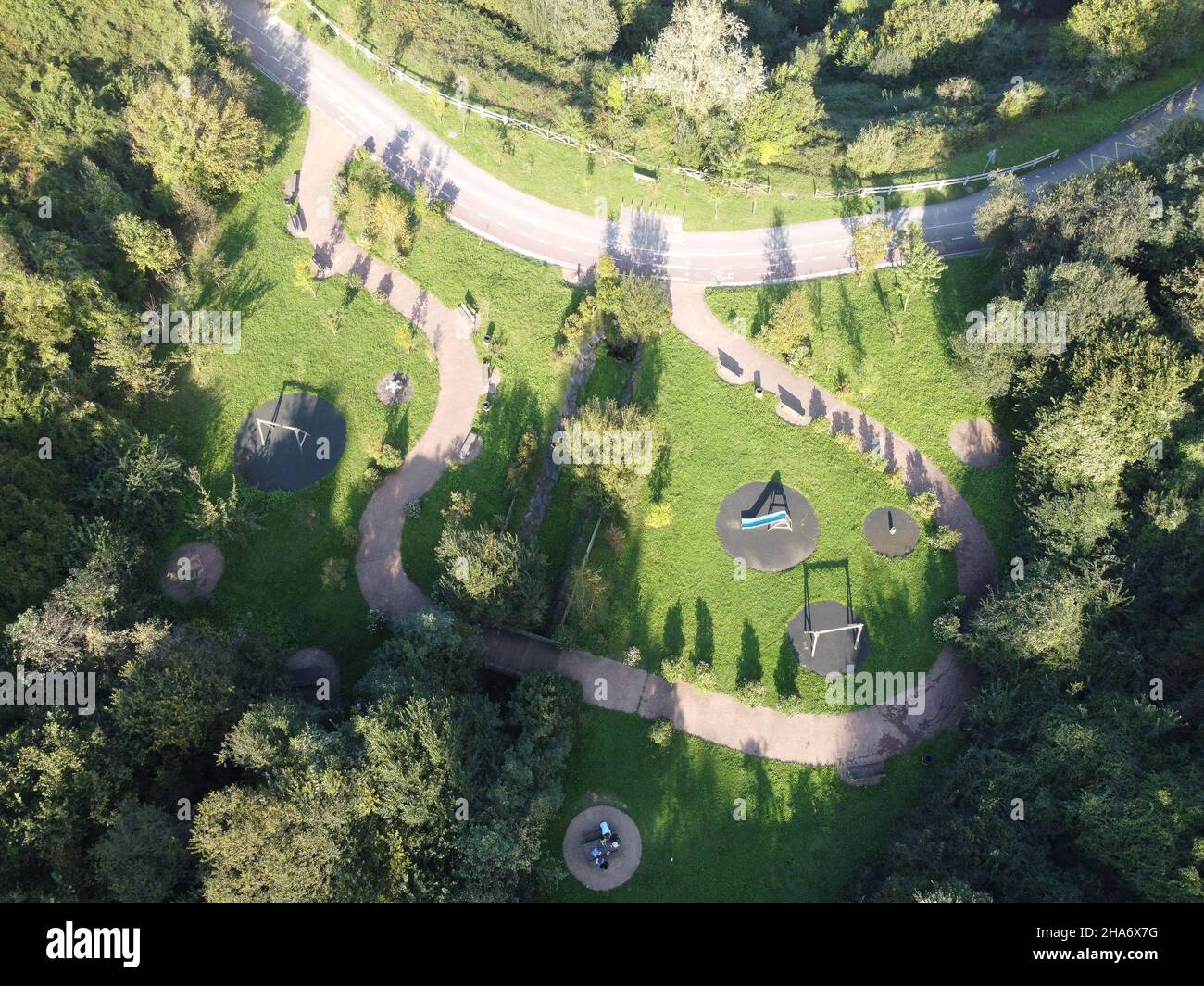 Eine Luftaufnahme eines großen Fleckens von frisch geschnittenem, gesundem, grünem Gras. Stockfoto