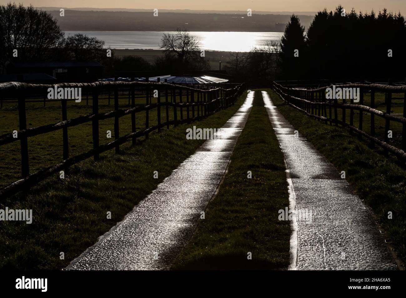 Straße zum Fluss und Ställe, Wald von Dean. VEREINIGTES KÖNIGREICH Stockfoto