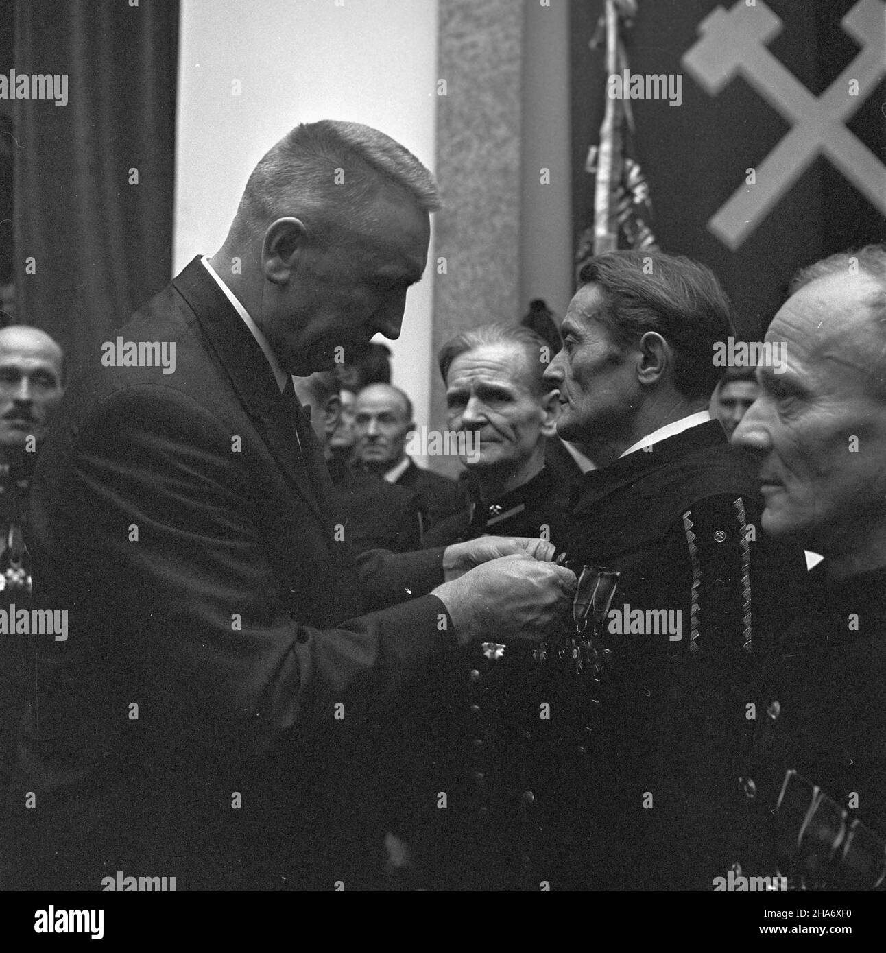 Sosnowiec, 1969-11-29. Z okazji dnia Górnika w Domu Kultury kopalni Milowice odby³a siê akademia pracowników kopalñ i zak³adów górniczych D¹browskiego Zjednoczenia Przemys³u Wêglowego. Uczestniczyli w niej: cz³onek Biura Politycznego KC, i sekretarz Komitetu Wojewódzkiego PZPR w Katowicach – Edward Gierek, Minister górnictwa i energetyki – Jan Mitrêga i przewodnicz¹cy Zarz¹du G³ównego Zwi¹zku Zawodowego Górników – Micha³ Specja³. Podczas uroczystoœci E. Gierek udekorowa³ odznaczeniami pañstwowymi zas³u¿onych górników. Nz. E. Gierek (L) odznacza wyró¿nionych pracowników górnictwa. uu PAP/Kazi Stockfoto