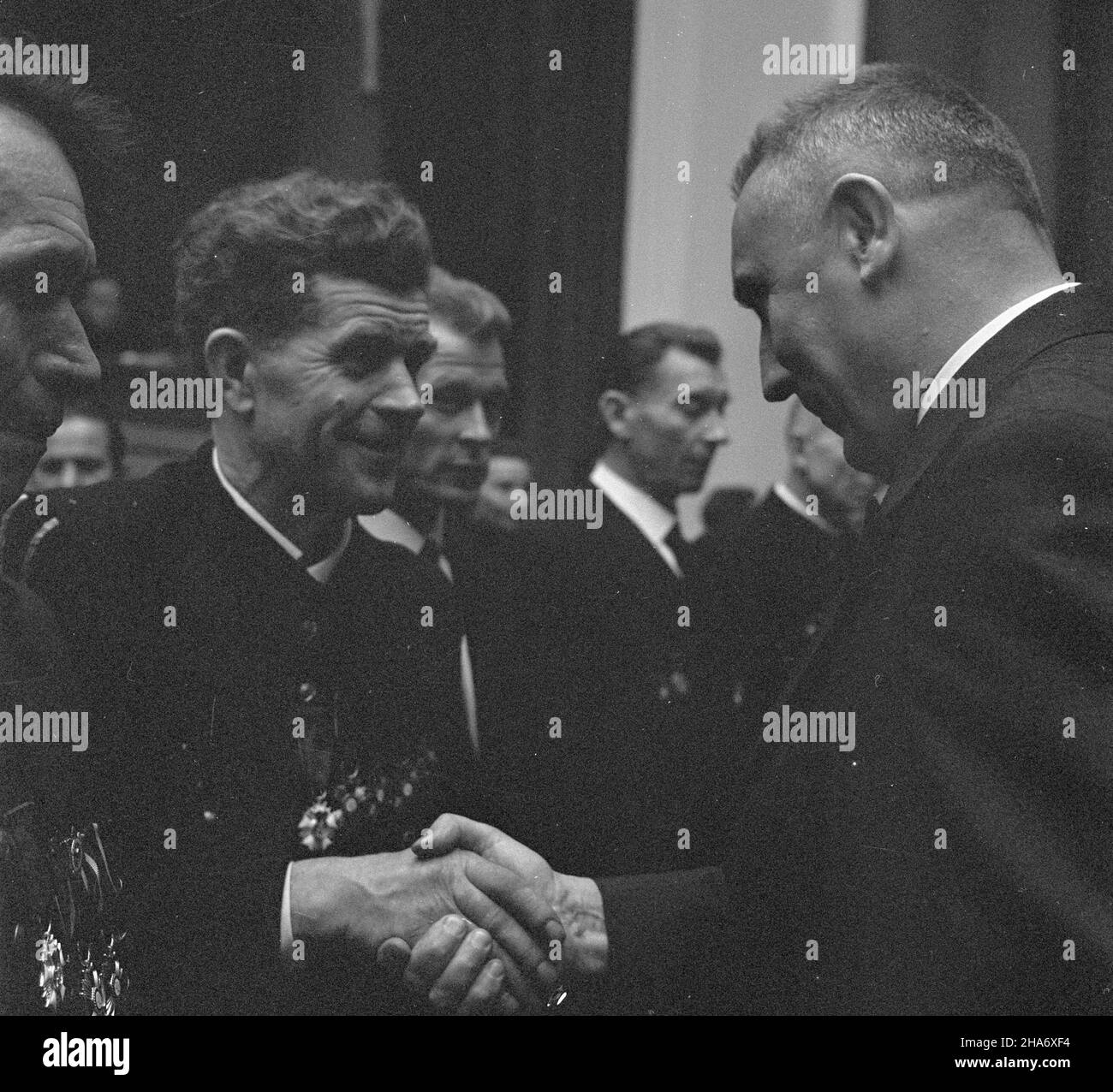 Sosnowiec, 1969-11-29. Z okazji dnia Górnika w Domu Kultury kopalni Milowice odby³a siê akademia pracowników kopalñ i zak³adów górniczych D¹browskiego Zjednoczenia Przemys³u Wêglowego. Uczestniczyli w niej: cz³onek Biura Politycznego KC, i sekretarz Komitetu Wojewódzkiego PZPR w Katowicach – Edward Gierek, Minister górnictwa i energetyki – Jan Mitrêga i przewodnicz¹cy Zarz¹du G³ównego Zwi¹zku Zawodowego Górników – Micha³ Specja³. Podczas uroczystoœci E. Gierek udekorowa³ odznaczeniami pañstwowymi zas³u¿onych górników. Nz. E. Gierek (P) gratuluje wyró¿nionym pracownikom górnictwa. uu PAP/Kazi Stockfoto