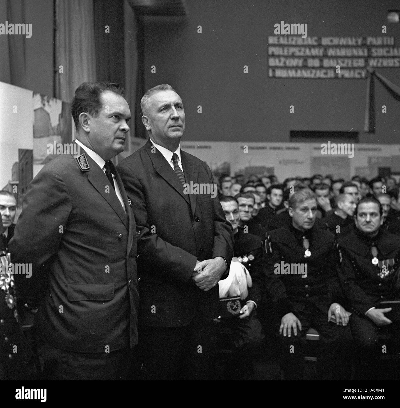 Sosnowiec, 1969-11-29. Z okazji dnia Górnika w Domu Kultury kopalni Milowice odby³a siê akademia pracowników kopalñ i zak³adów górniczych D¹browskiego Zjednoczenia Przemys³u Wêglowego. Uczestniczyli w niej: cz³onek Biura Politycznego KC, i sekretarz Komitetu Wojewódzkiego PZPR w Katowicach – Edward Gierek, Minister górnictwa i energetyki – Jan Mitrêga i przewodnicz¹cy Zarz¹du G³ównego Zwi¹zku Zawodowego Górników – Micha³ Specja³. Podczas uroczystoœci E. Gierek udekorowa³ odznaczeniami pañstwowymi zas³u¿onych górników. NZ. od lewej: J. Mitrêga i E. Gierek. uu PAP/Kazimierz Seko Sosnowiec, Stockfoto
