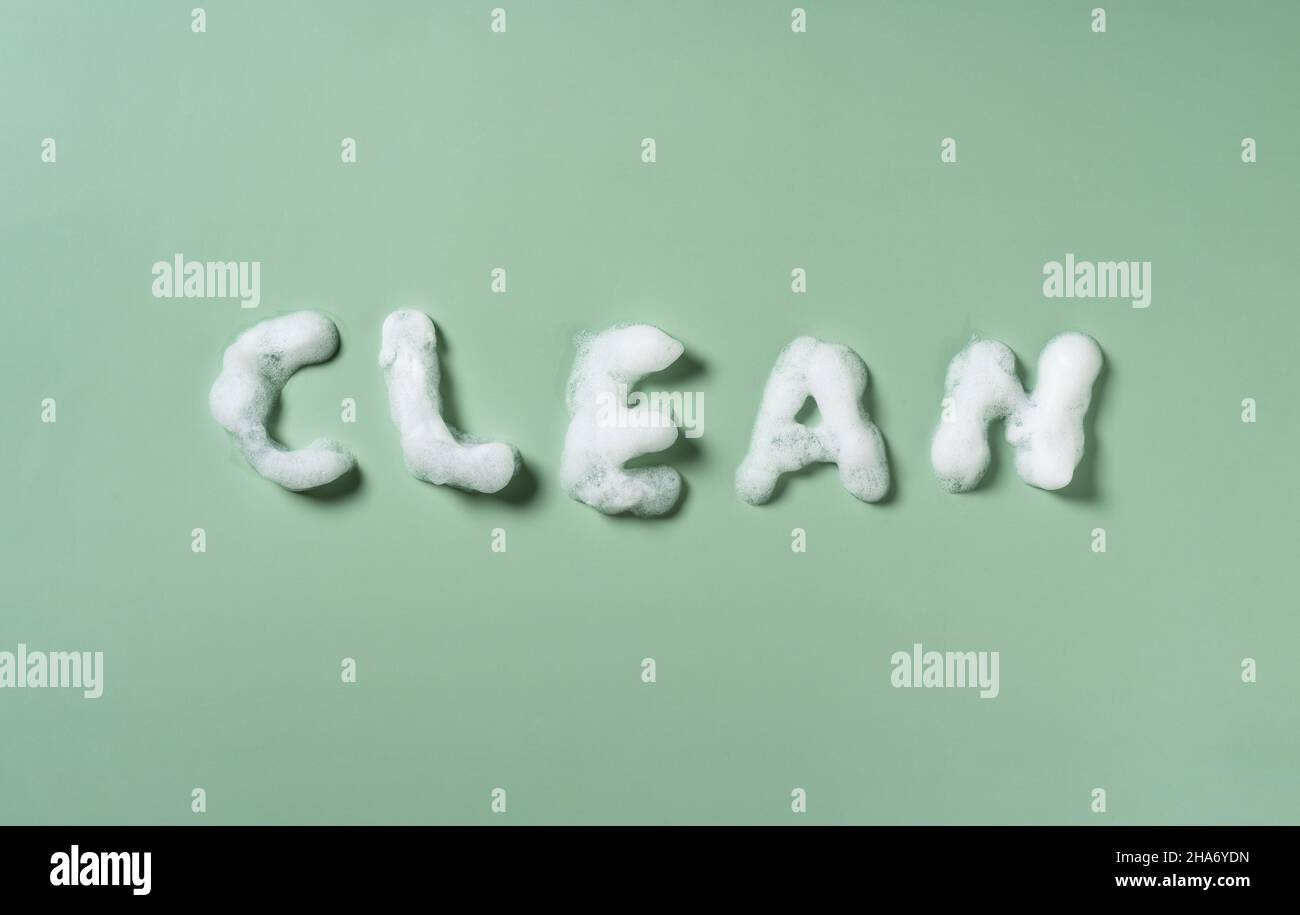 Das Konzept der REINIGUNG. Schönheit, Hygiene und Hautpflege in Bubble-Buchstaben auf grünem Hintergrund geschrieben. Stockfoto