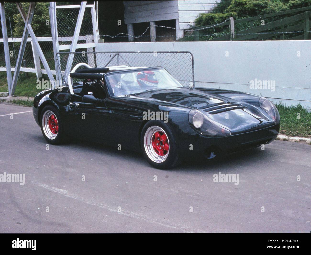 Andrew Whittaker (von Whittaker Chocolates), Sponsor des Annual MG Classic in Manfeild NZ, in seinem TVR Tuscan V8. Stockfoto