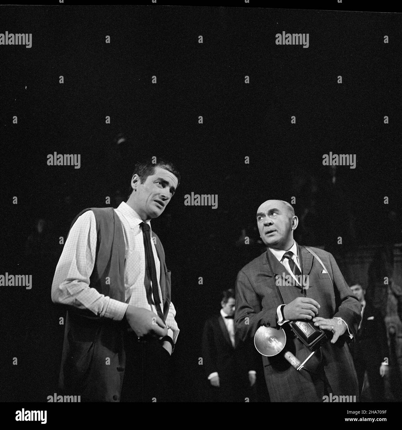 Warszawa, 1969-11-20. Próba generalna przedstawienia teatralnego Rzecz listopadowa Ernesta Brylla w Teatrze Narodowym. Spektakel zu¿yserowa³ Adam Hanuszkiewicz, a twórc¹ scenografii by³ Marian Ko³odziej. Premiera przedstawienia odby³a siê w Teatrze Narodowym w Warszawie w dniu 21.11.1969 r. Nz. Adam Hanuszkiewicz (L) i Seweryn Butrim podczas próby. mta PAP/Henryk Rosiak Warschau, 20. November 1969. Die letzte Aufführung von Ernest Brylls „The November Event“ (Rzecz listopadowa) im Nationaltheater unter der Regie von Adam Hanuszkiewicz. Bühnenbild von Marian Kolodziej. Die Premiere fand in Wars statt Stockfoto