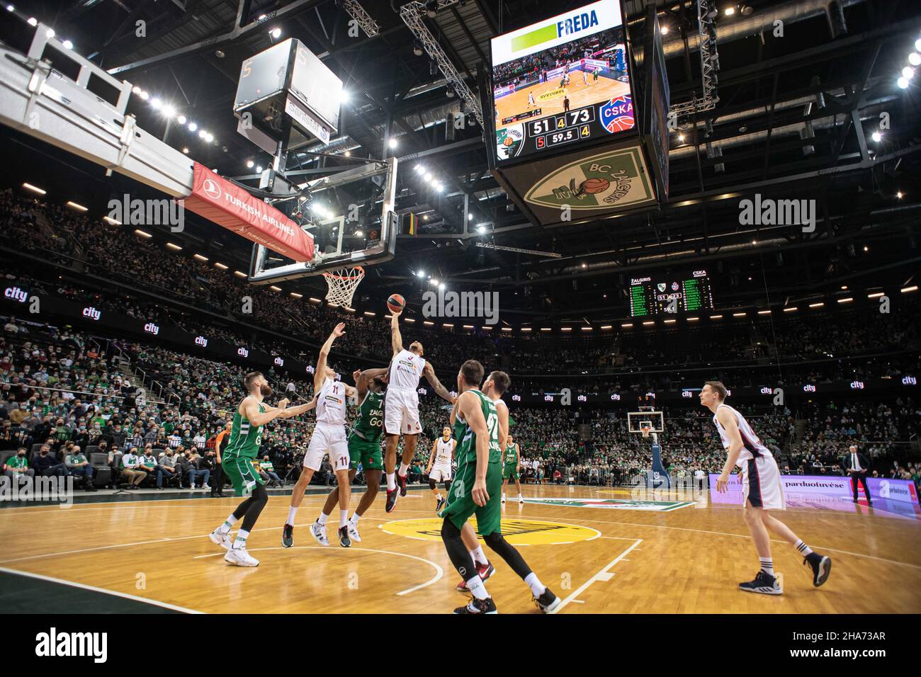 Kaunas, Litauen. 10th Dez 2021. Die Spieler treten während des regulären Saisonspiels 14 beim EuroLeague-Basketballturnier zwischen dem litauischen Zalgiris Kaunas und dem russischen FASS Moskau in Kaunas, Litauen, am 10. Dezember 2021 an. Quelle: Alfredas Pliadis/Xinhua/Alamy Live News Stockfoto