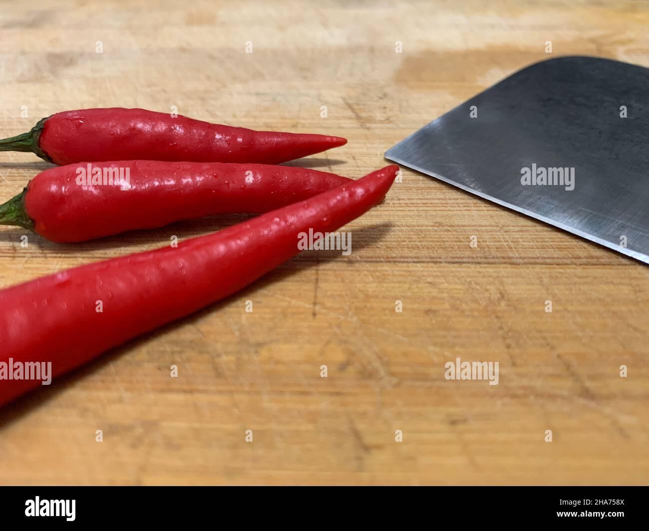 Scharfe und würzige Chilis, die für die Zubereitung asiatischer Gerichte in kleine Stücke geschnitten werden können Stockfoto