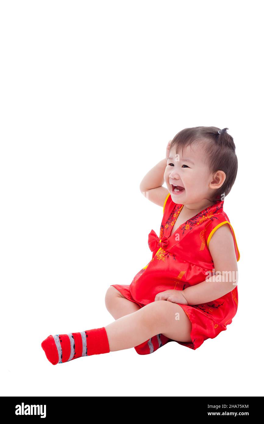 Kleines asiatisches Mädchen (thai) in traditionellem chinesischen Kleid, Cheongsam ist typisch chinesisches Kleid, Identitätskultur des chinesischen Neujahrsfestes. Stockfoto