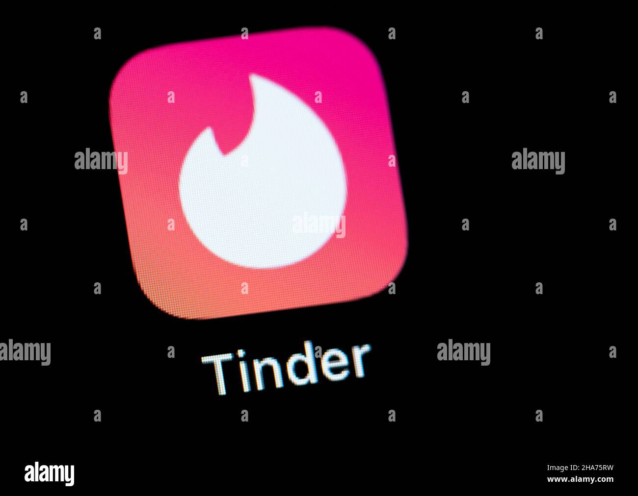 Rottweil, Deutschland. 09th Dez 2021. Die App Tinder wird auf dem Display eines iPhone SE angezeigt. Kredit: Silas Stein//dpa/Alamy Live Nachrichten Stockfoto