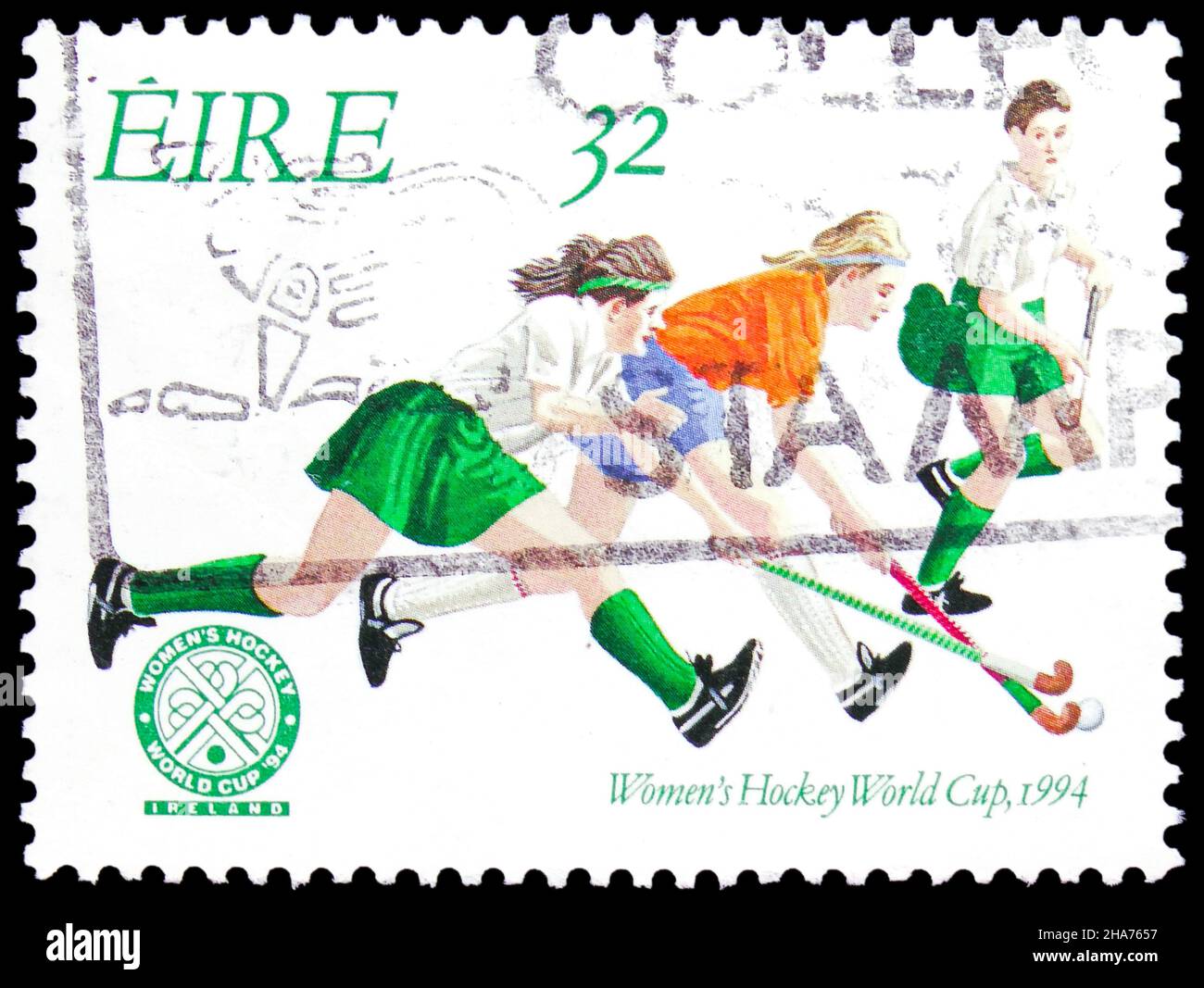 MOSKAU, RUSSLAND - 8. NOVEMBER 2021: In Irland gedruckte Briefmarke zeigt Frauenhockey-Weltmeisterschaft 1994, Sportliche Jahrestage und Events Serie, circa Stockfoto