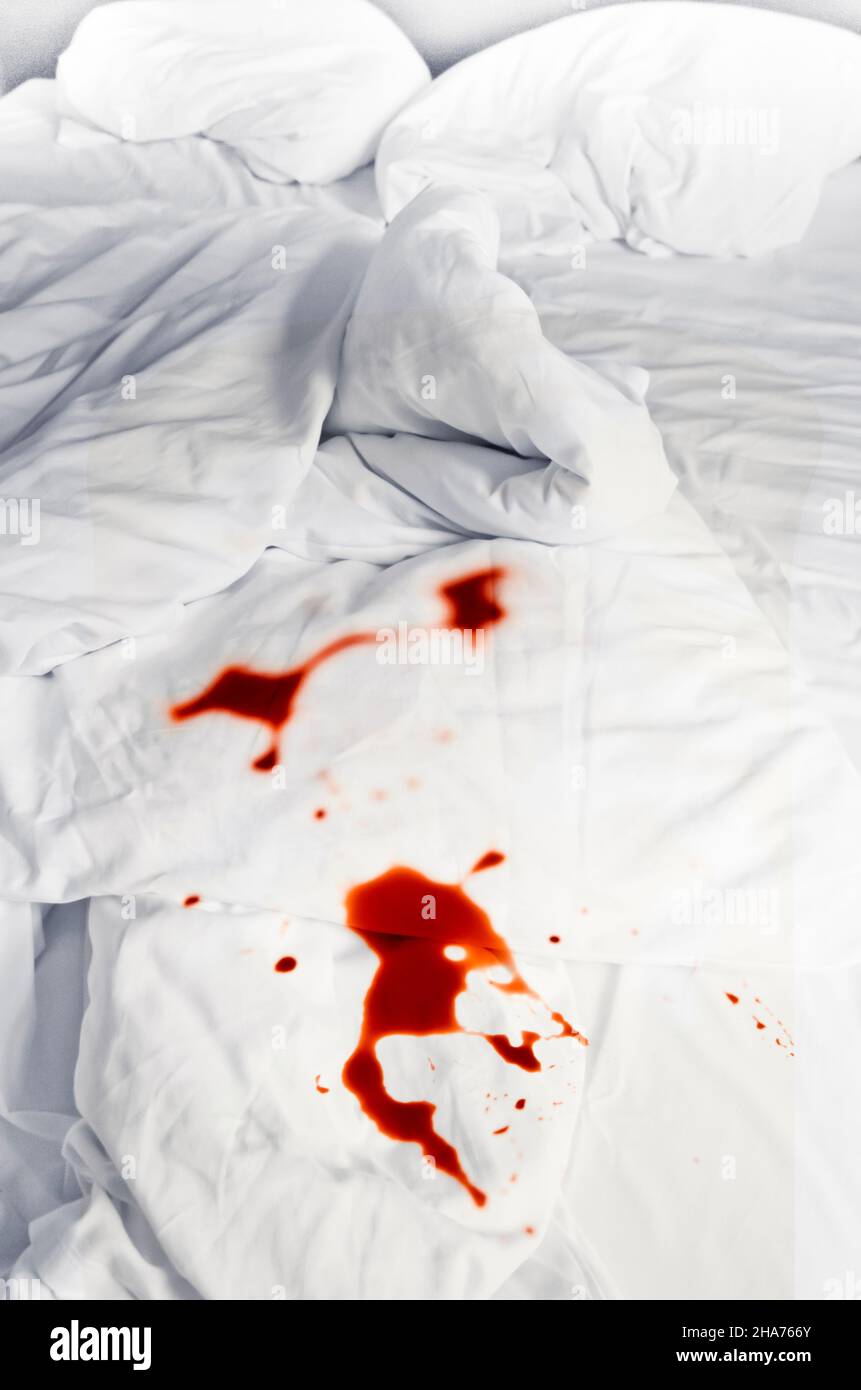 Ungefertigte Bett mit Blut bedeckt, Mord-Konzept Stockfoto