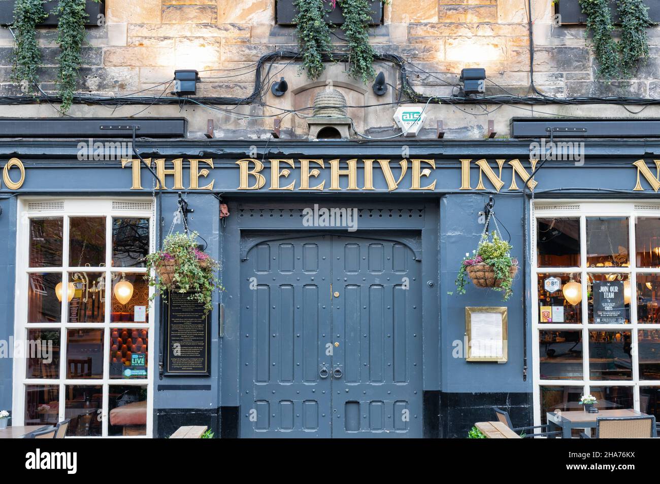 Edinburgh, Schottland - 21. Nov 2021: Die Vorderseite des Beehive Inn Pub in Edinburgh. Stockfoto