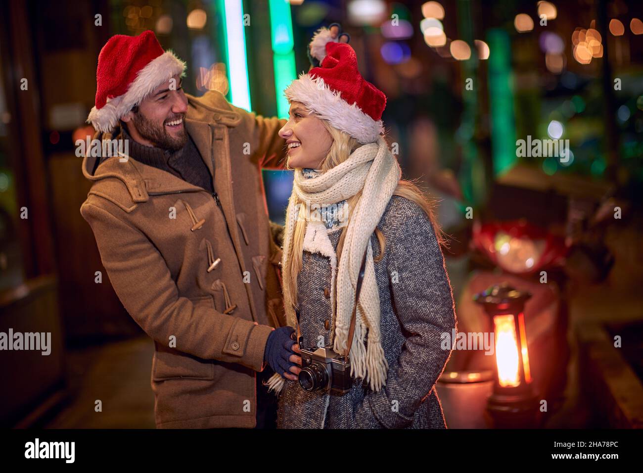 Glückliches Paar, das gemeinsam glückliche Momente teilt; Weihnachtsfreuden-Konzept Stockfoto