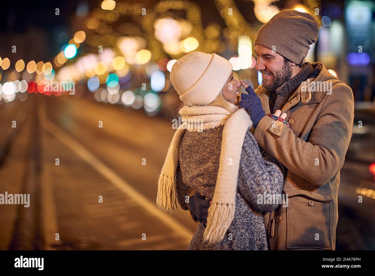 Schönes Paar teilt glückliche Momente zusammen; Winter Joy Konzept Stockfoto