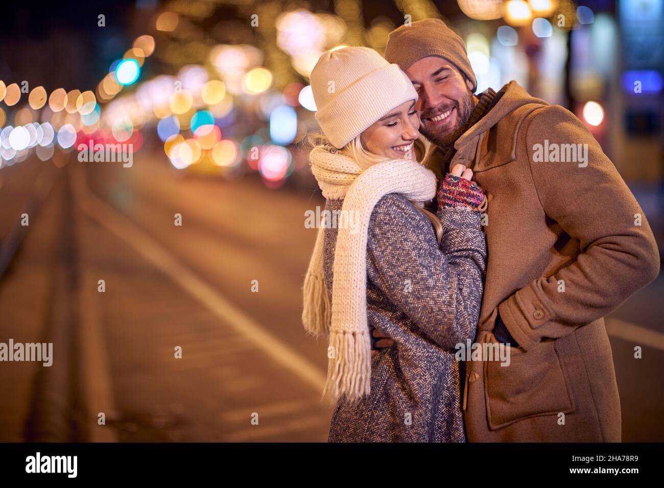 Glückliches Paar, das gemeinsam glückliche Momente teilt; Winter Joy Konzept Stockfoto