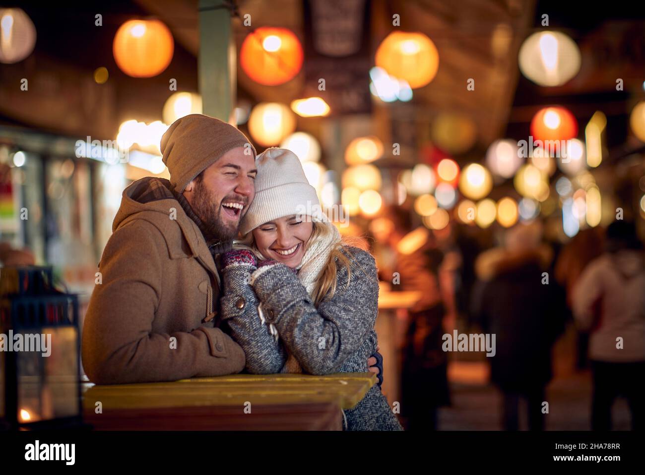 Schönes Paar teilt glückliche Momente zusammen; Weihnachtsfreude Konzept Stockfoto