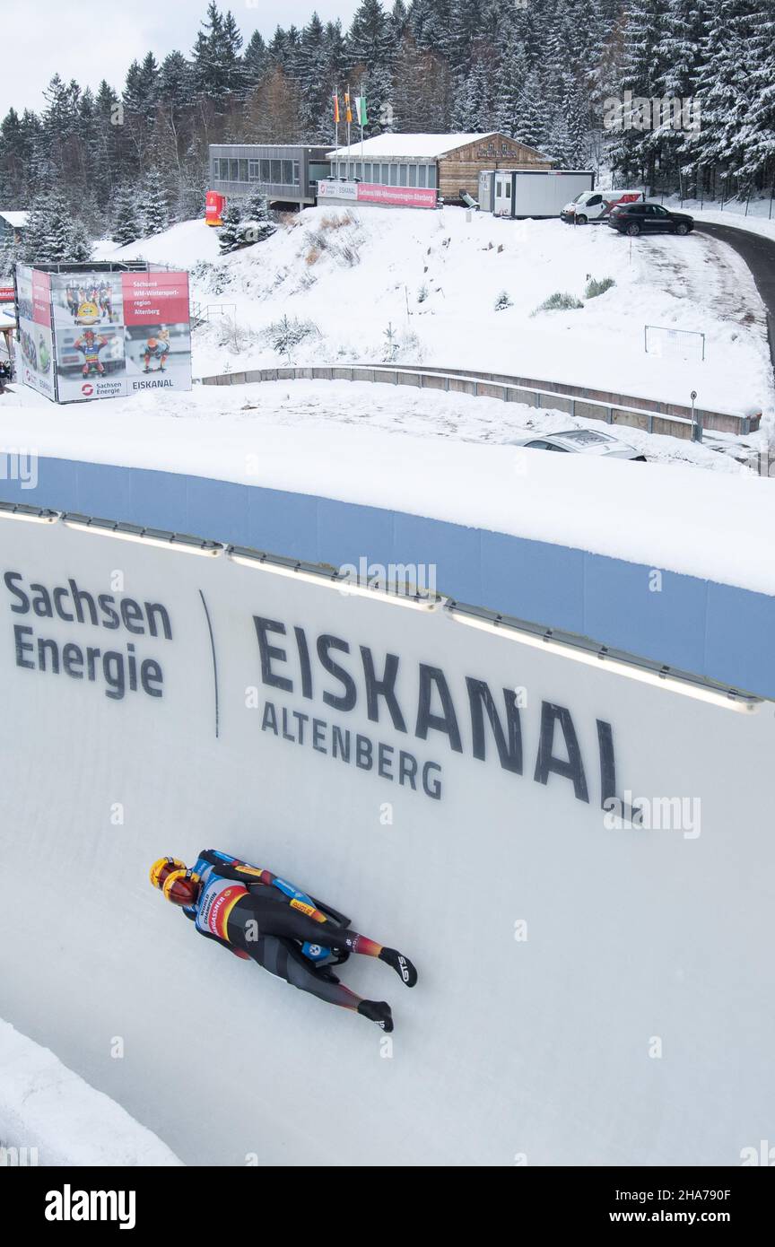 Altenberg, Deutschland. 11th Dez 2021. Rennrodel: WM, Herrendoppel, erste Runde. Toni Eggert und Sascha Benecken aus Deutschland auf Kurs. Quelle: Sebastian Kahnert/dpa-Zentralbild/dpa/Alamy Live News Stockfoto