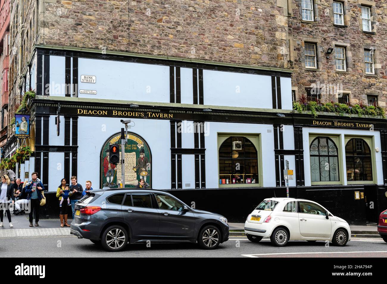 Edinburgh, Schottland, 11. Juni 2019: Haupteingang zur Deacon Brodies Tavern an einem bewölkten regnerischen Sommertag Stockfoto