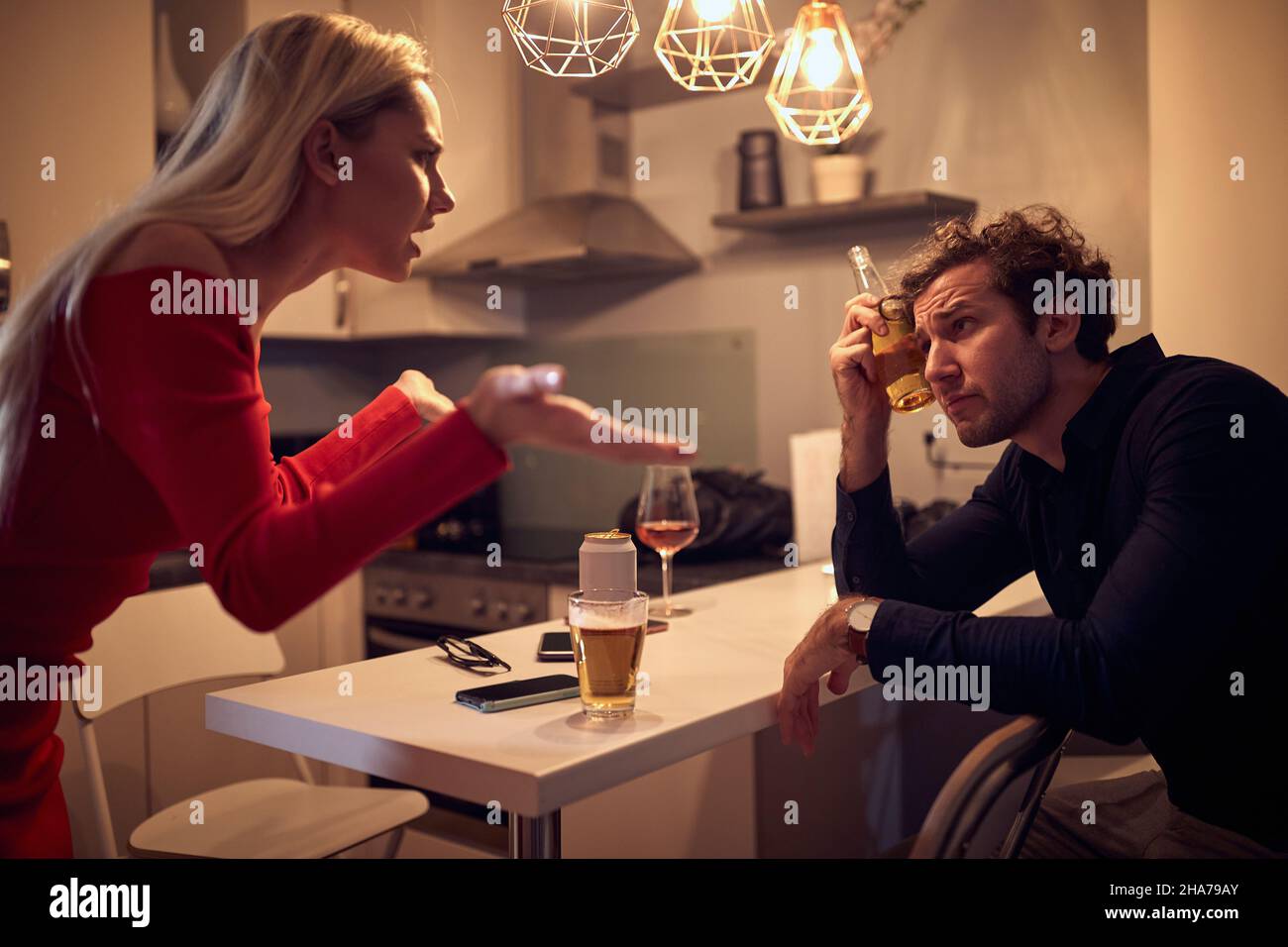 Frustriertes junges Paar, das zu Hause streitet Stockfoto