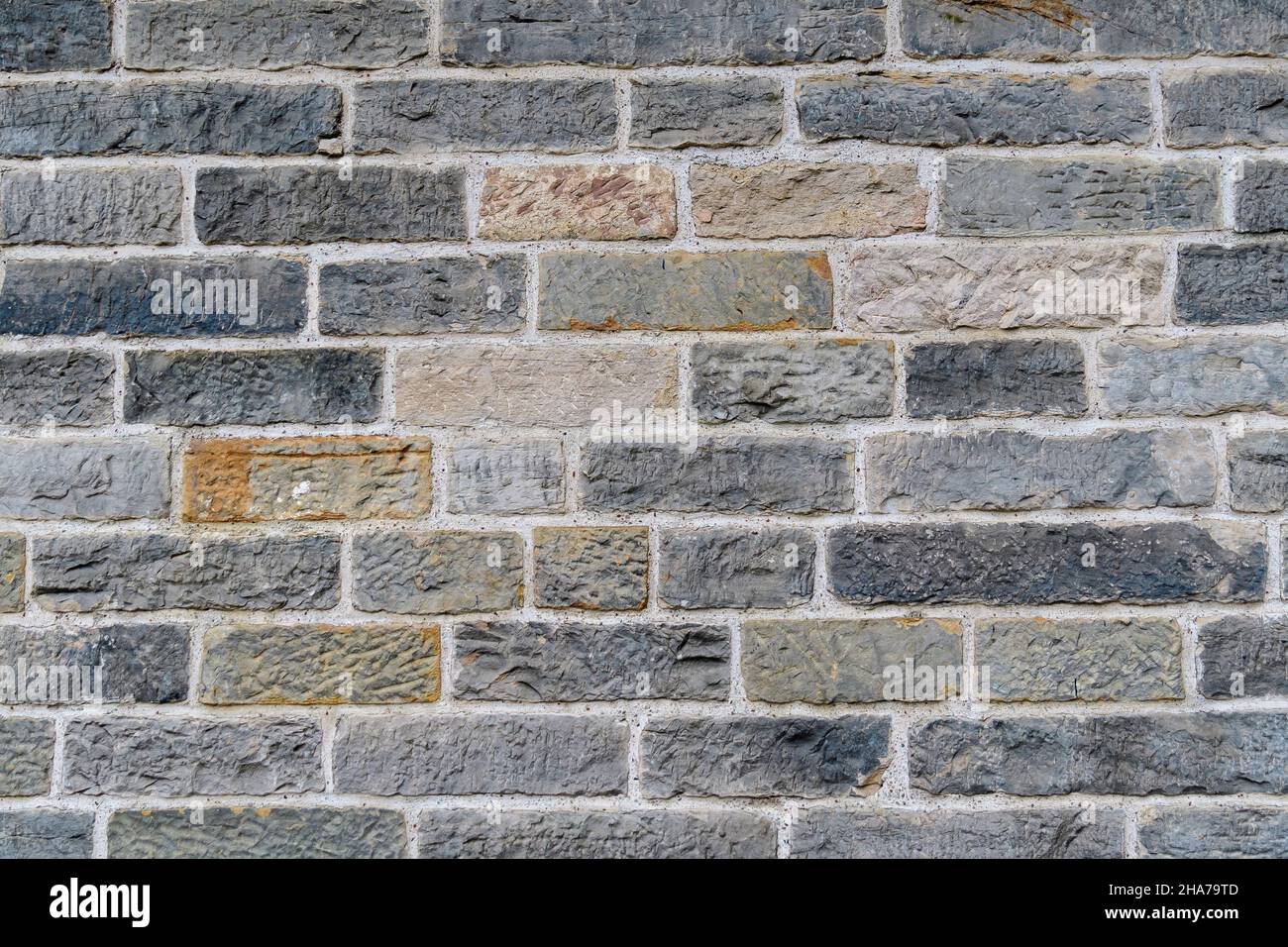 Minimalistisch strukturierter monochromer Hintergrund aus alten grauen Ziegeln und Steinen in horizontaler Darstellung auf einer alten Wand in Schottland Stockfoto