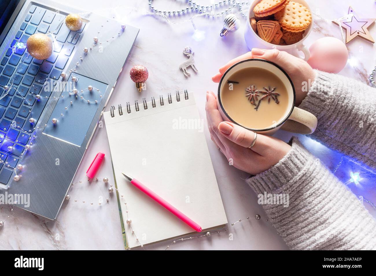 Notizbuch mit Platz für Text Mädchen hält eine Tasse Kaffee Konzept weihnachten Neujahr Shopping Wunschliste Stockfoto