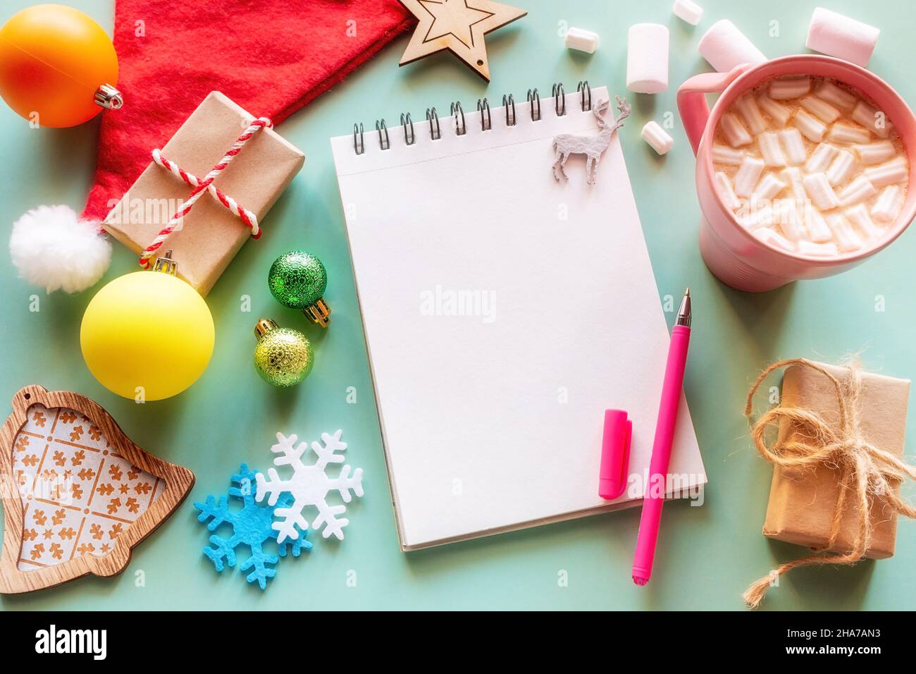 Neujahr und weihnachtsdekorationen, leeres Notizbuch mit Platz für Text und Kaffeetasse mit Marshallows Konzept weihnachtswunschliste, Einkaufsliste, To Stockfoto