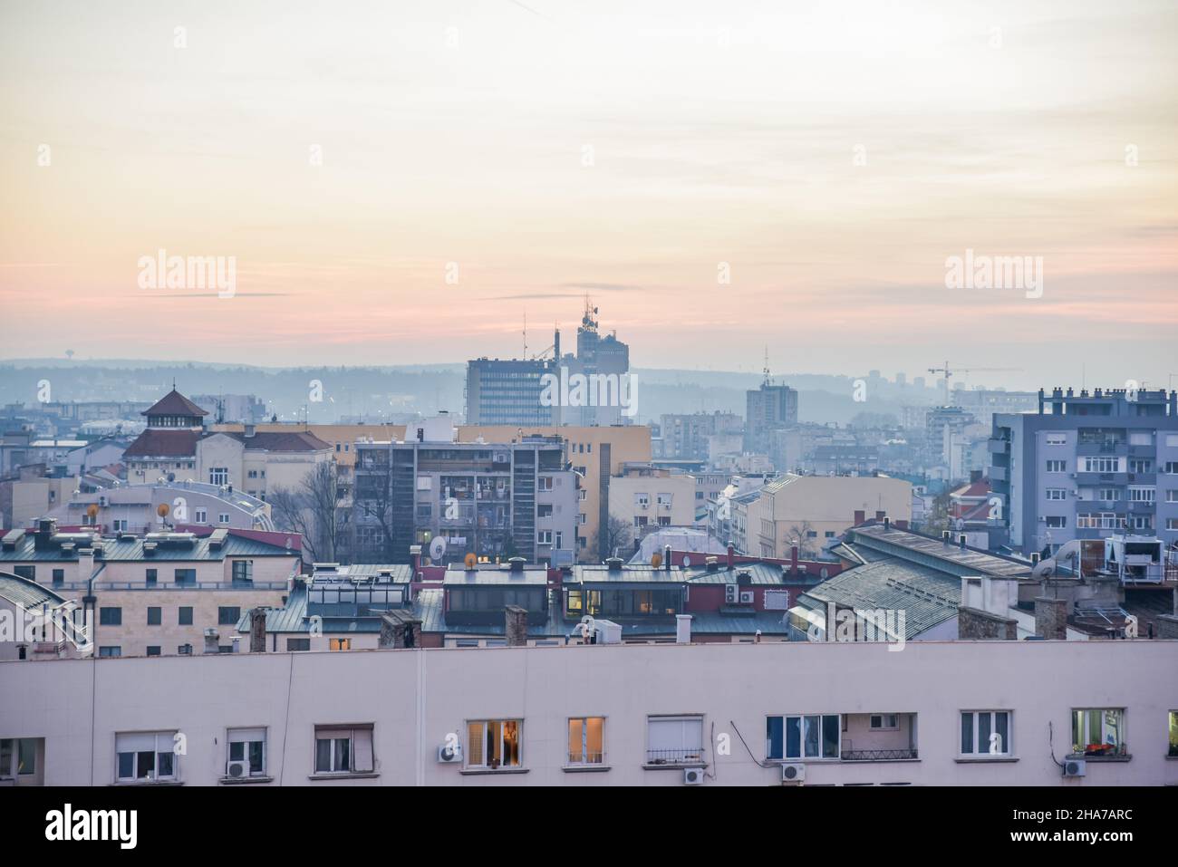 Belgrad cremiger Blick auf die Stadt mit dem grauen Himmel über der Stadt während der Dämmerung am Ende des Herbstes und Beginn der Winterzeit Stockfoto