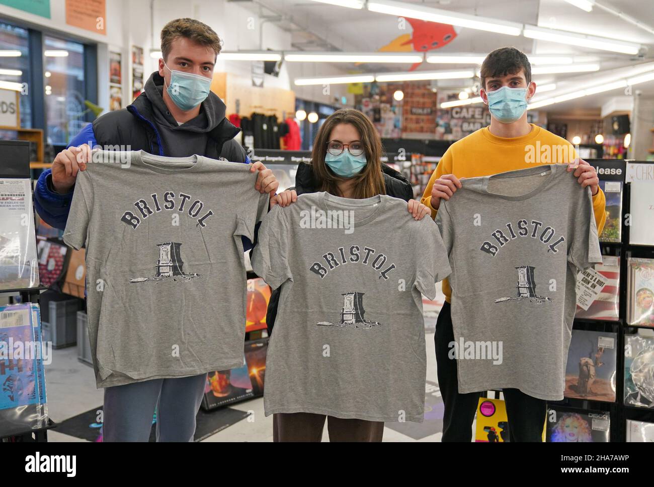 Kunden in Rough Trade in Bristol, mit einem T-Shirt des Straßenkünstlers Banksy, das verkauft wird, um vier Personen zu unterstützen, die vor Gericht gestellt werden und wegen des Verbrechens wegen des Abstürzens einer Statue des Sklavenhändlers Edward Colston angeklagt werden. Bilddatum: Samstag, 11. Dezember 2021. Stockfoto