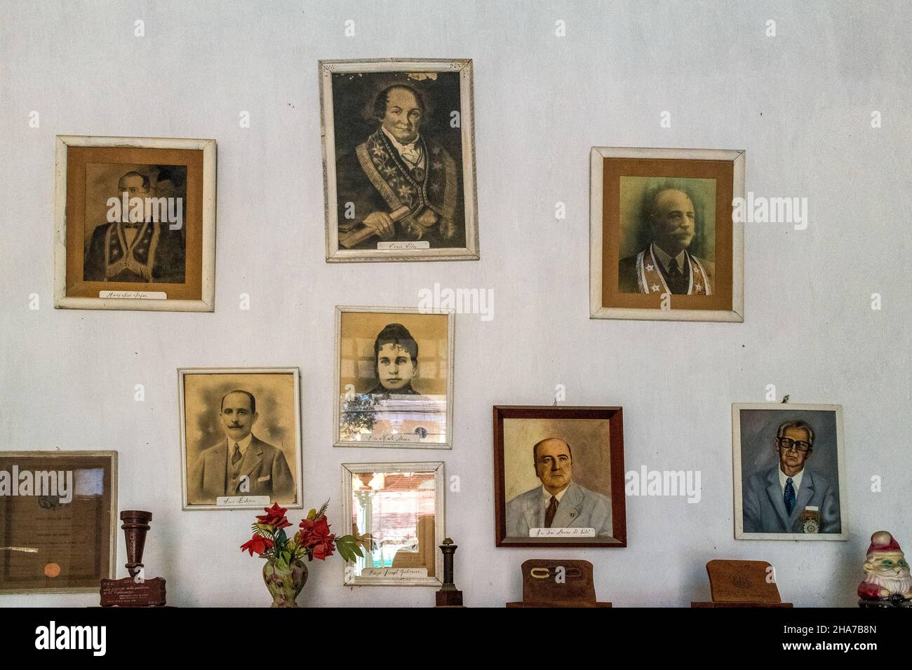 Porträtwand mit wichtigen Persönlichkeiten der Stadt im Inneren der Lodge 'Caballeros de la Luz'. 11. Dezember 2021Dec. 11, 2021 Stockfoto