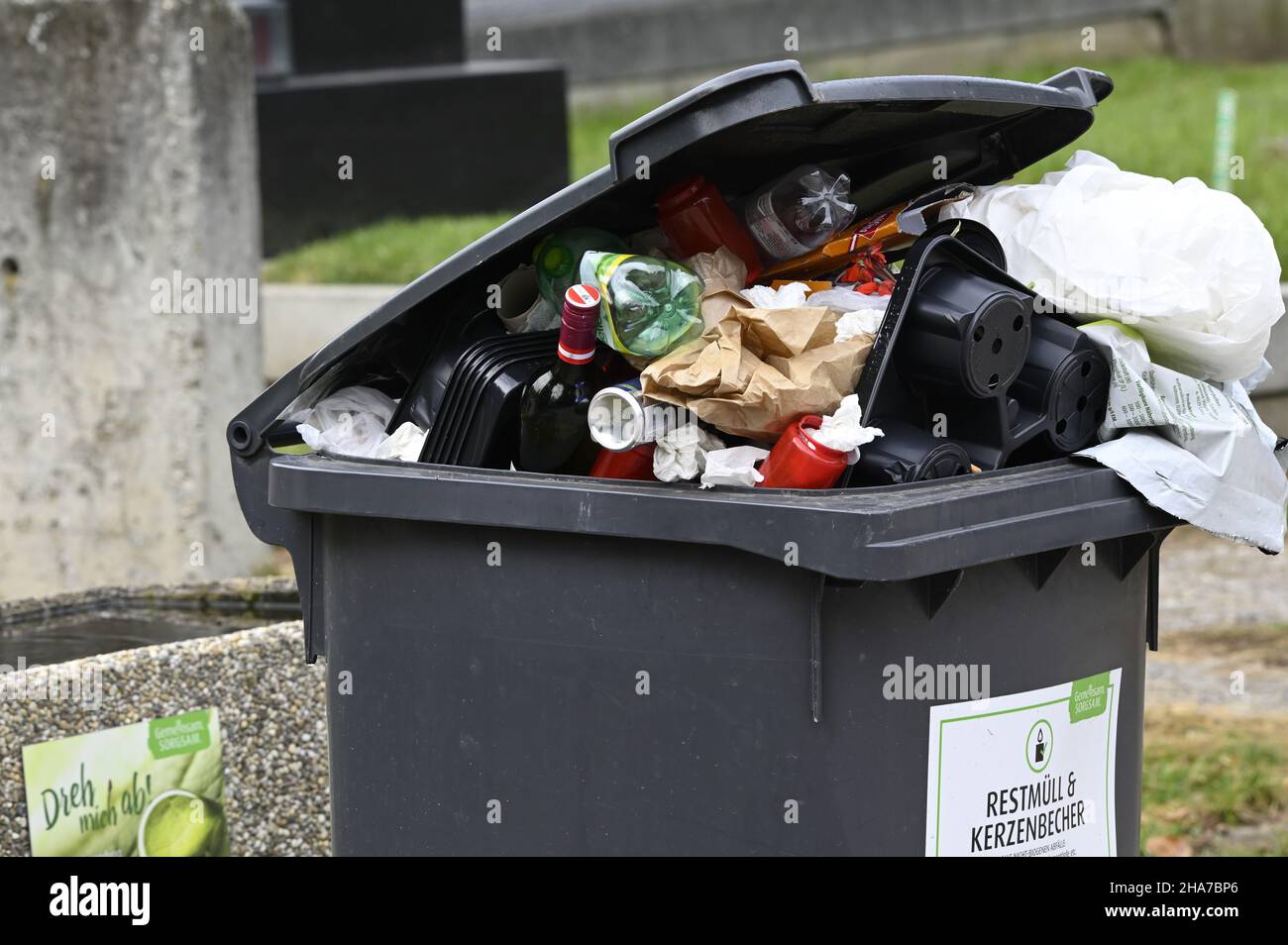 Wien, Österreich. Der zentrale Friedhof in Wien. Restabfallbehälter auf dem zentralen Friedhof Stockfoto