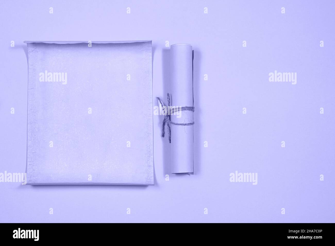 Pergamentrolle für die To-Do-Liste, sehr peri - Farbe des Jahres 2022 Stockfoto