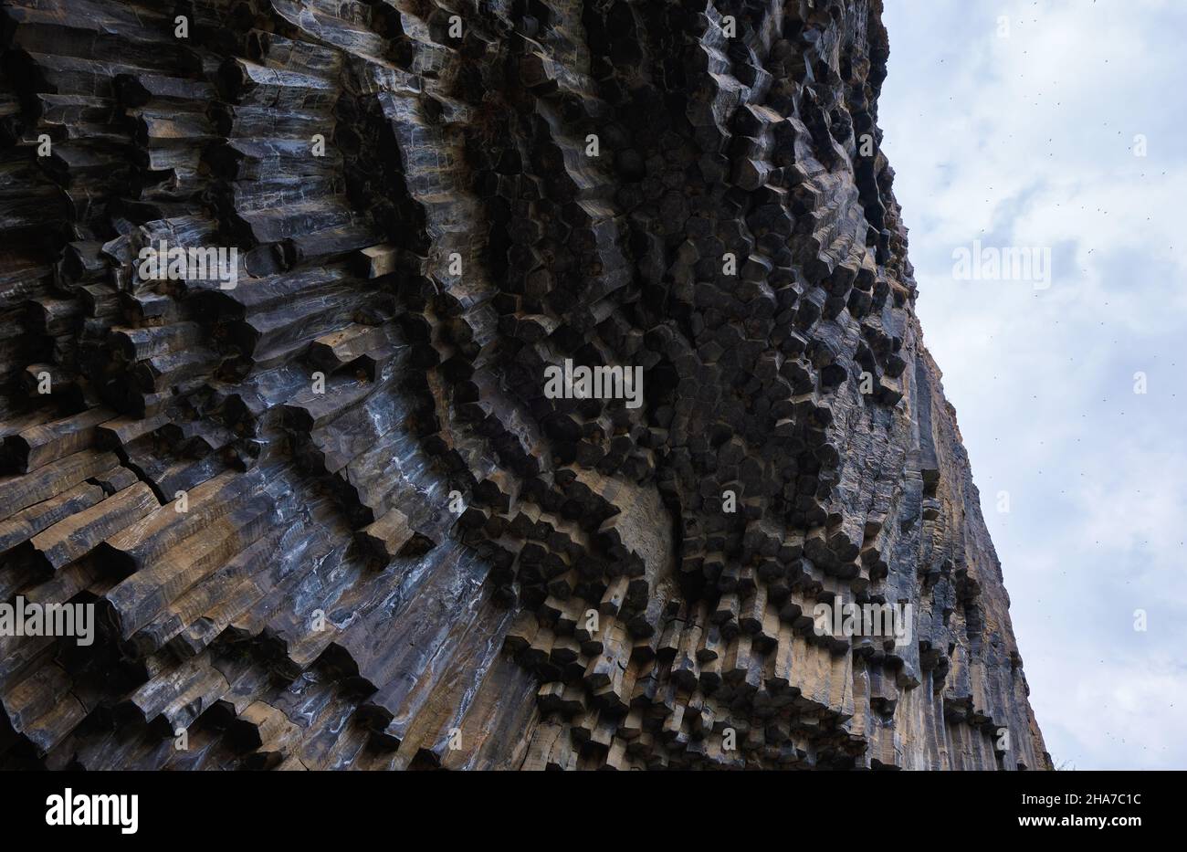 Die berühmten Steine aus Gestein in geometrischen Formen von Sechseck oder Achteck und Polygon in Garni Gorge, Armenien geformt Stockfoto