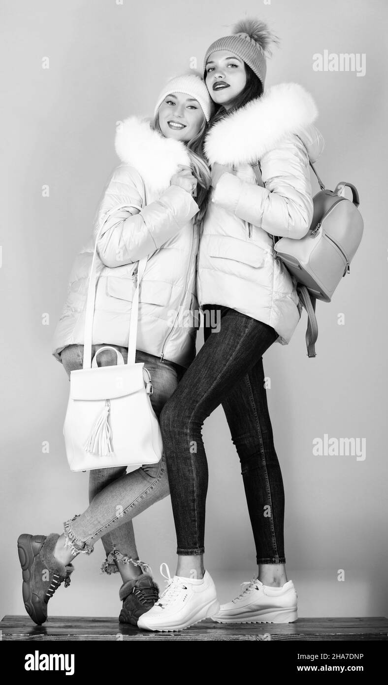 Studentenleben. Wintermode. Daunenjacke. Grippe und Kälte. Saisoneinkäufe. Mädchen in Mütze mit Ledertasche. Frohe Winterferien. Studenten Stockfoto