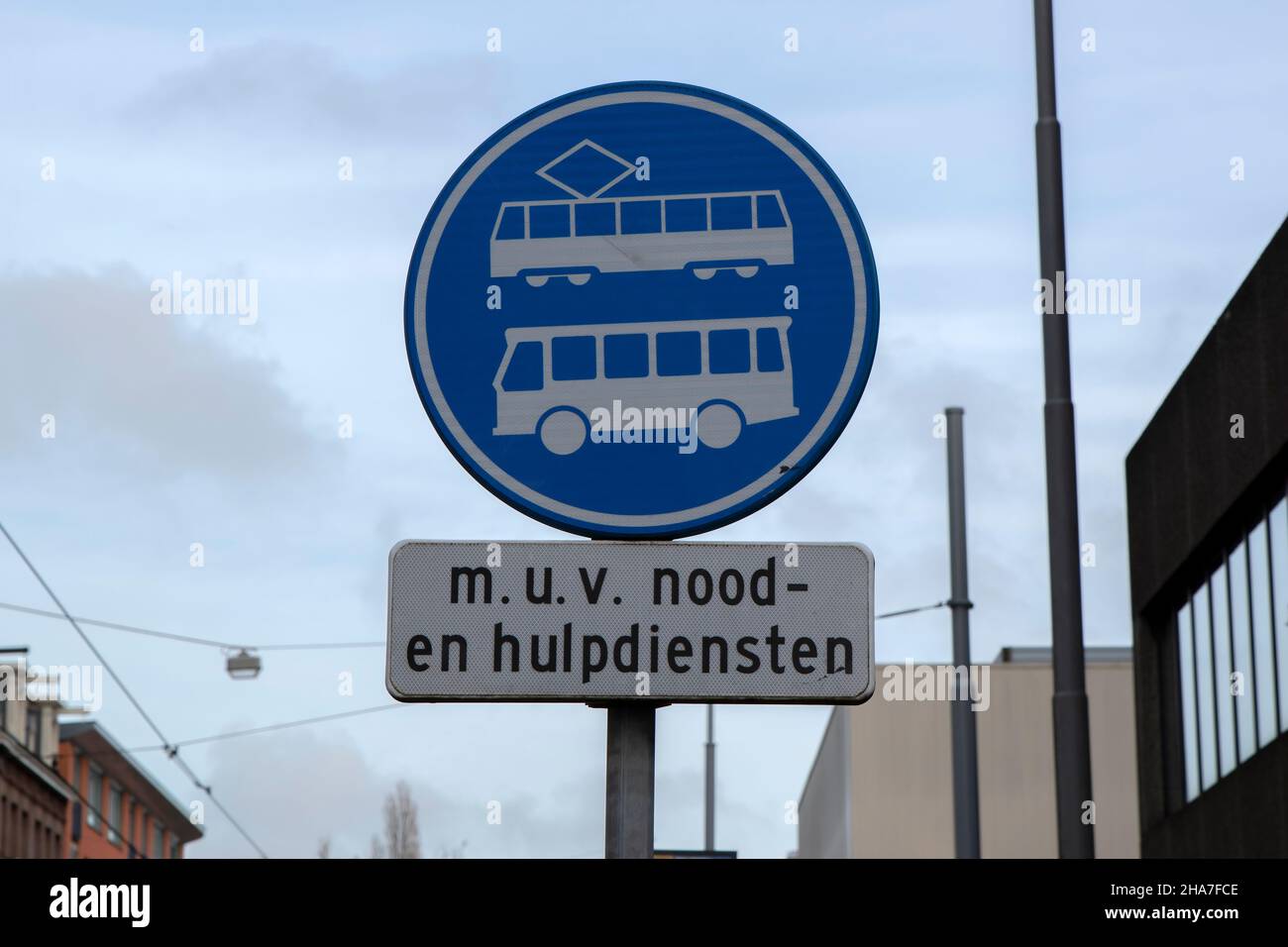 Straßenschild Öffentliche Verkehrsmittel In Amsterdam Niederlande 7-12-2021 Stockfoto