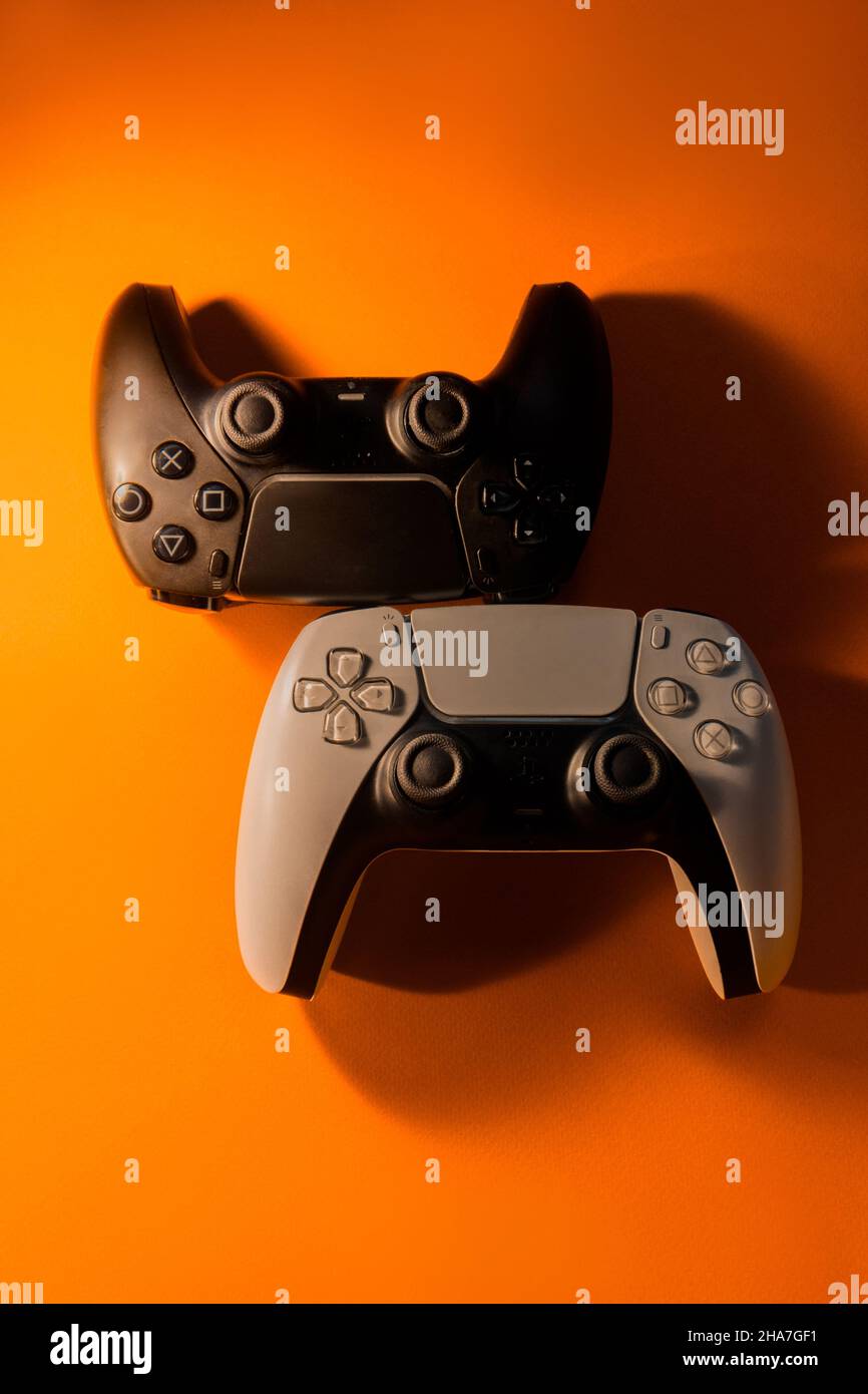 Ukraine - 10. Dezember 2021.Wireless PlayStation 5 Dualsense Gamepads. Stockfoto