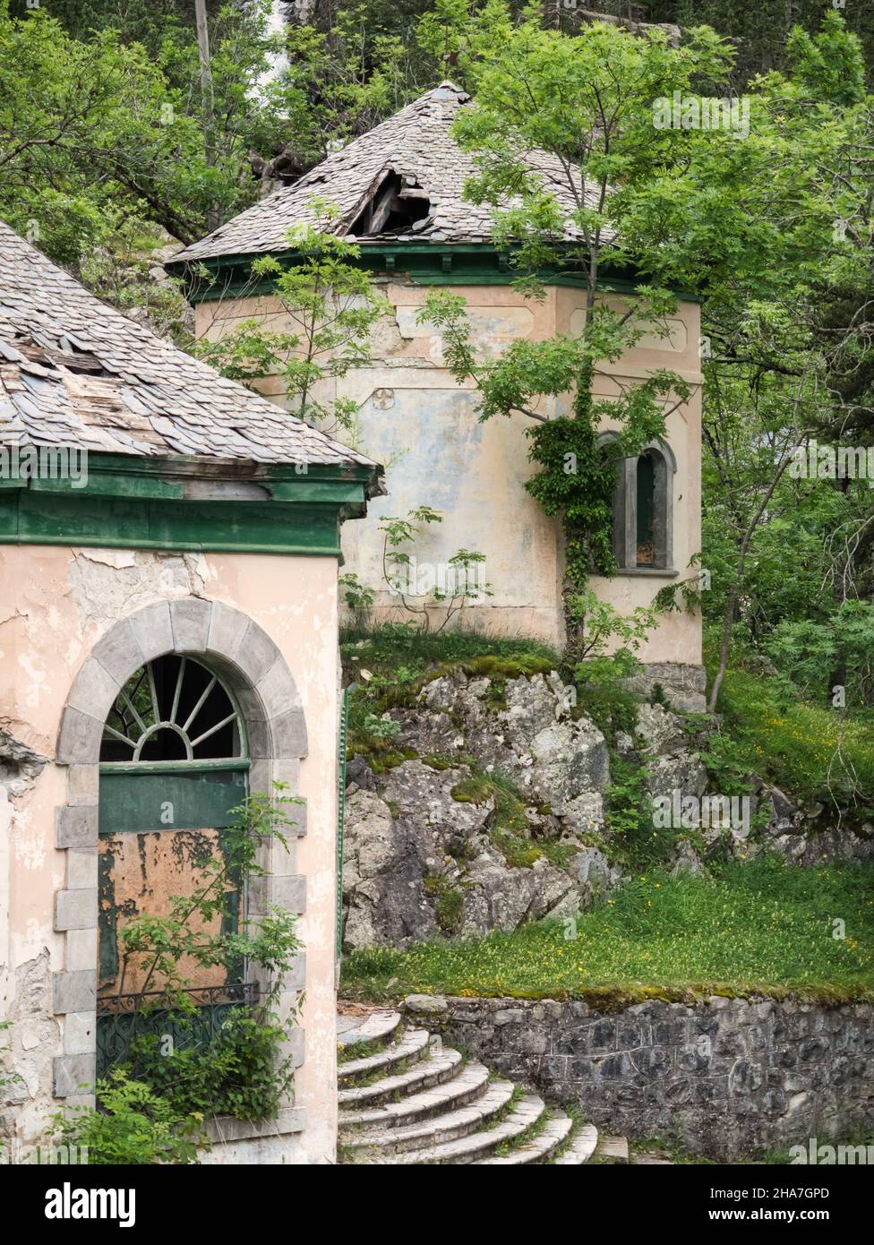 Verlassene alte Gebäude im Spa Panticosa (Baños de Panticosa), Valle de Tena, Huesca Aragon, Spanien Stockfoto