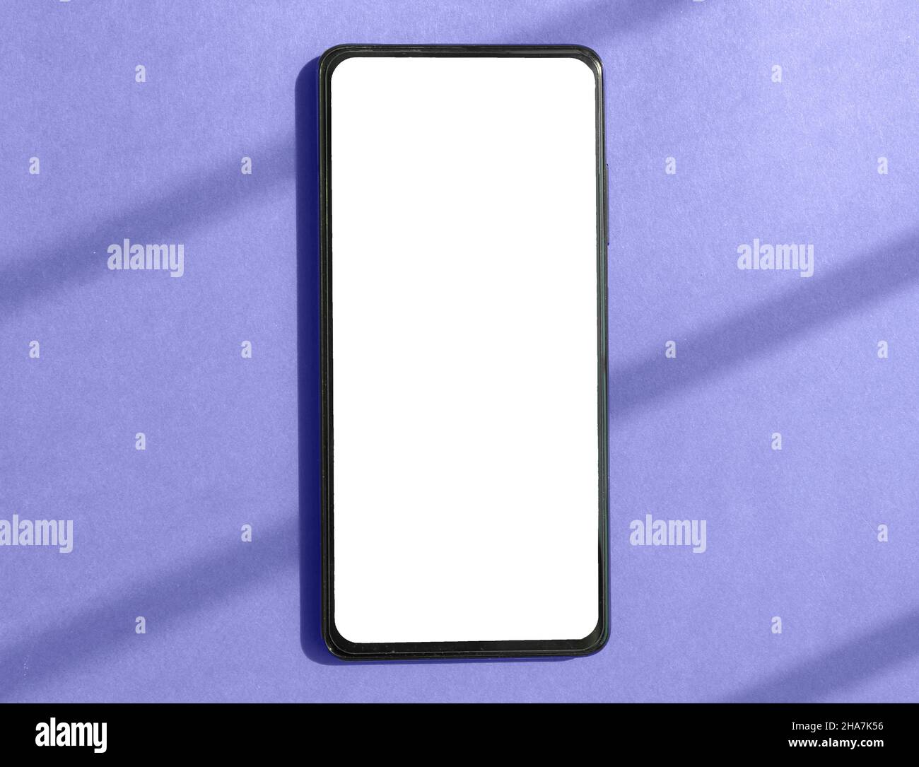 Handy-Mockup, Smartphone-Bildschirm-Modell für App-Promo auf sehr peri farbigen Hintergrund. Stockfoto