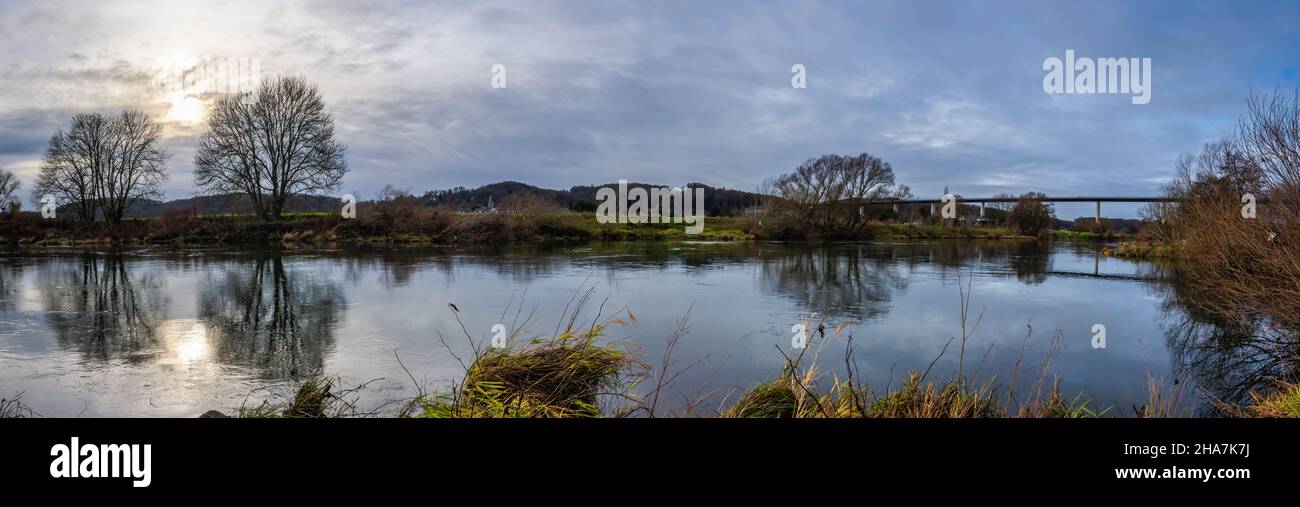 Panoramablick auf die Ruhr in Mülheim an der Ruhr mit dem Ortsteil Mintard und der Ruhrtalbrücke im Backgroun Stockfoto