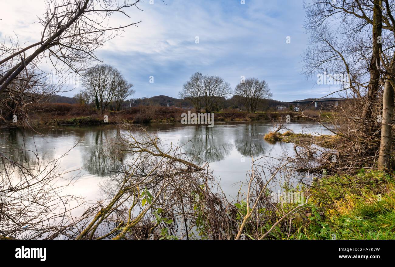 Panoramablick auf die Ruhr in Mülheim an der Ruhr mit dem Ortsteil Mintard und der Ruhrtalbrücke im Backgroun Stockfoto
