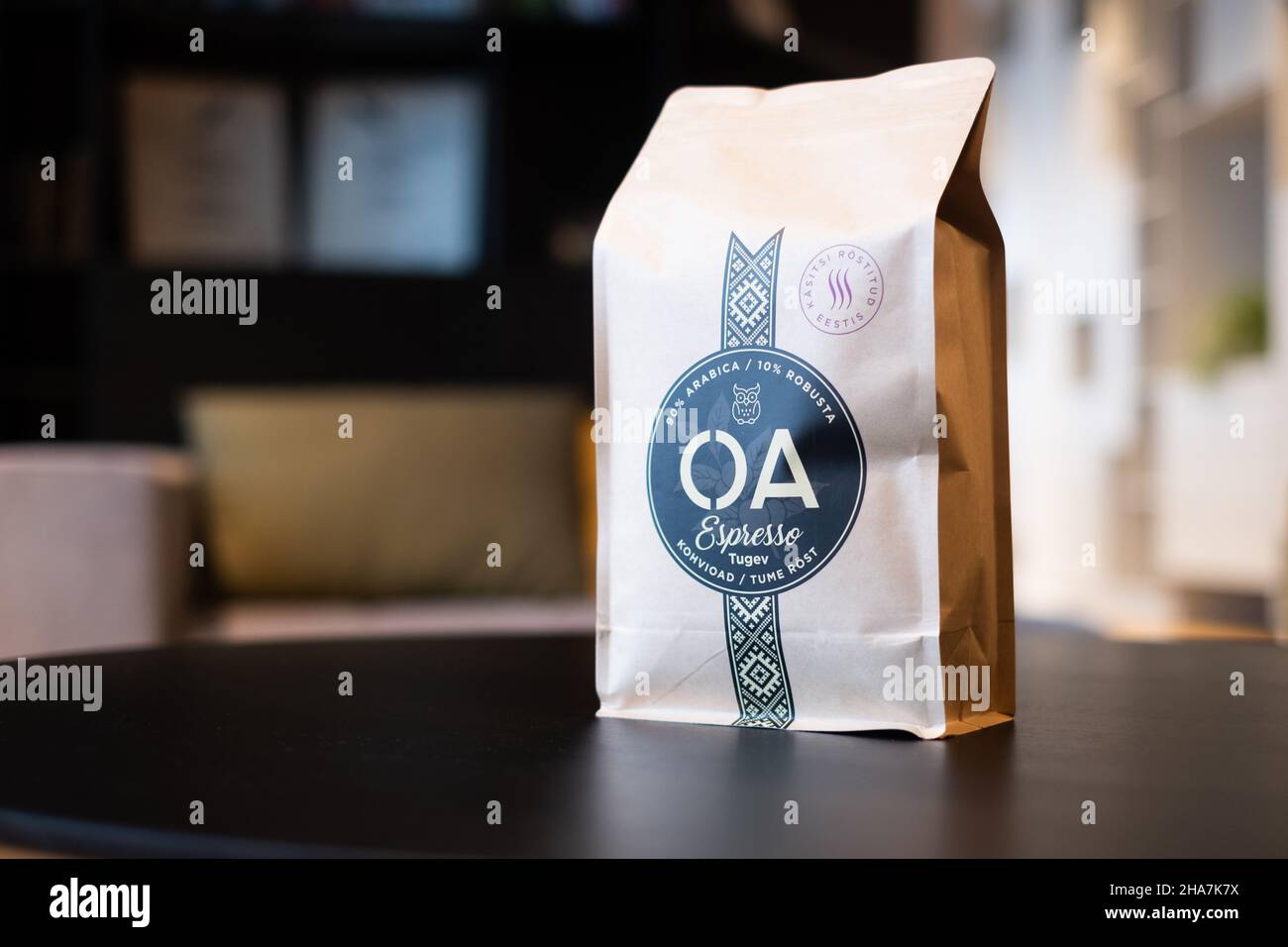 Estland - 4. Dez 2021: OA Kaffeesatz mit Bohnen. Estnische Qualitätskaffeemarke. OA Coffee ALS Börsengang des Unternehmens nimmt Kapital an der Nasdaq Baltic Stock Exchange auf Stockfoto